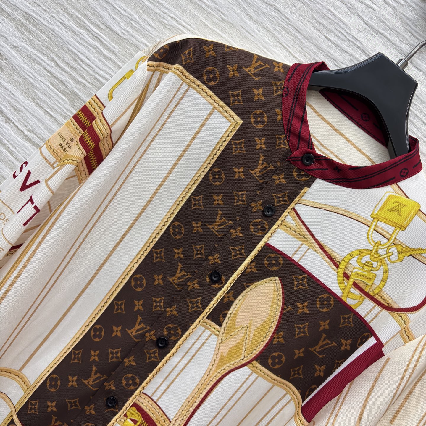 L家25秋冬 经典字母印花长袖衬衫奢雅上线 满幅经典印花碰撞艺术感拼接 可作衬衫裙随性飒气 也能当外套叠