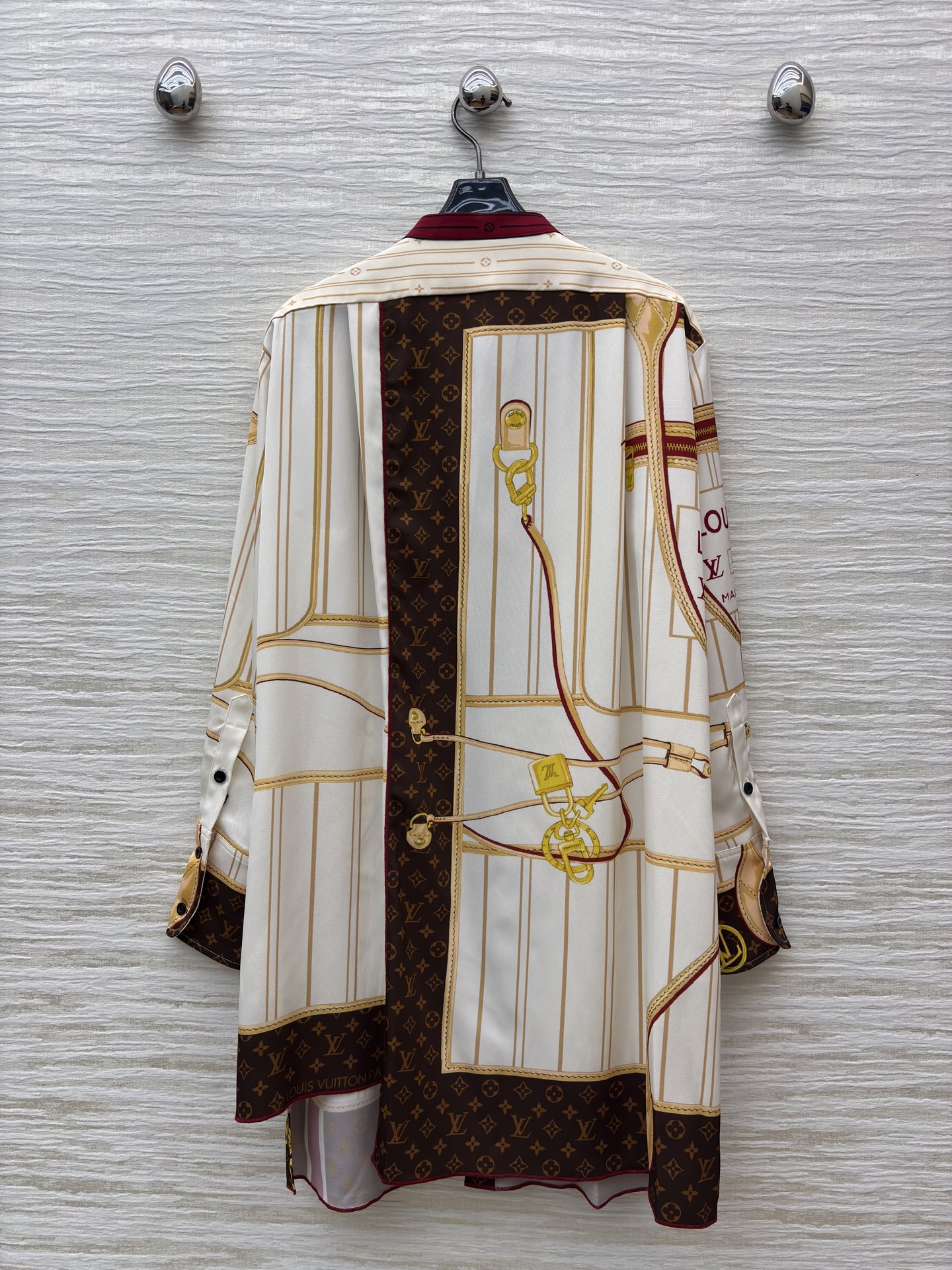 L家25秋冬 经典字母印花长袖衬衫奢雅上线 满幅经典印花碰撞艺术感拼接 可作衬衫裙随性飒气 也能当外套叠