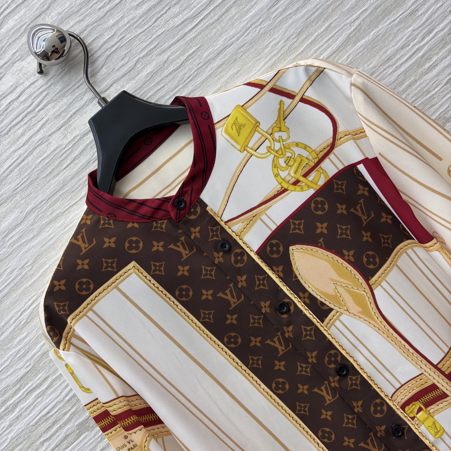 L家25秋冬 经典字母印花长袖衬衫奢雅上线 满幅经典印花碰撞艺术感拼接 可作衬衫裙随性飒气 也能当外套叠