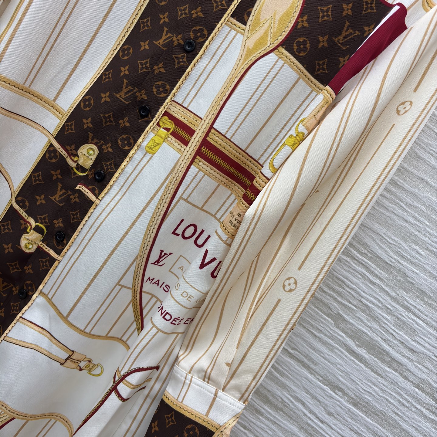 L家25秋冬 经典字母印花长袖衬衫奢雅上线 满幅经典印花碰撞艺术感拼接 可作衬衫裙随性飒气 也能当外套叠