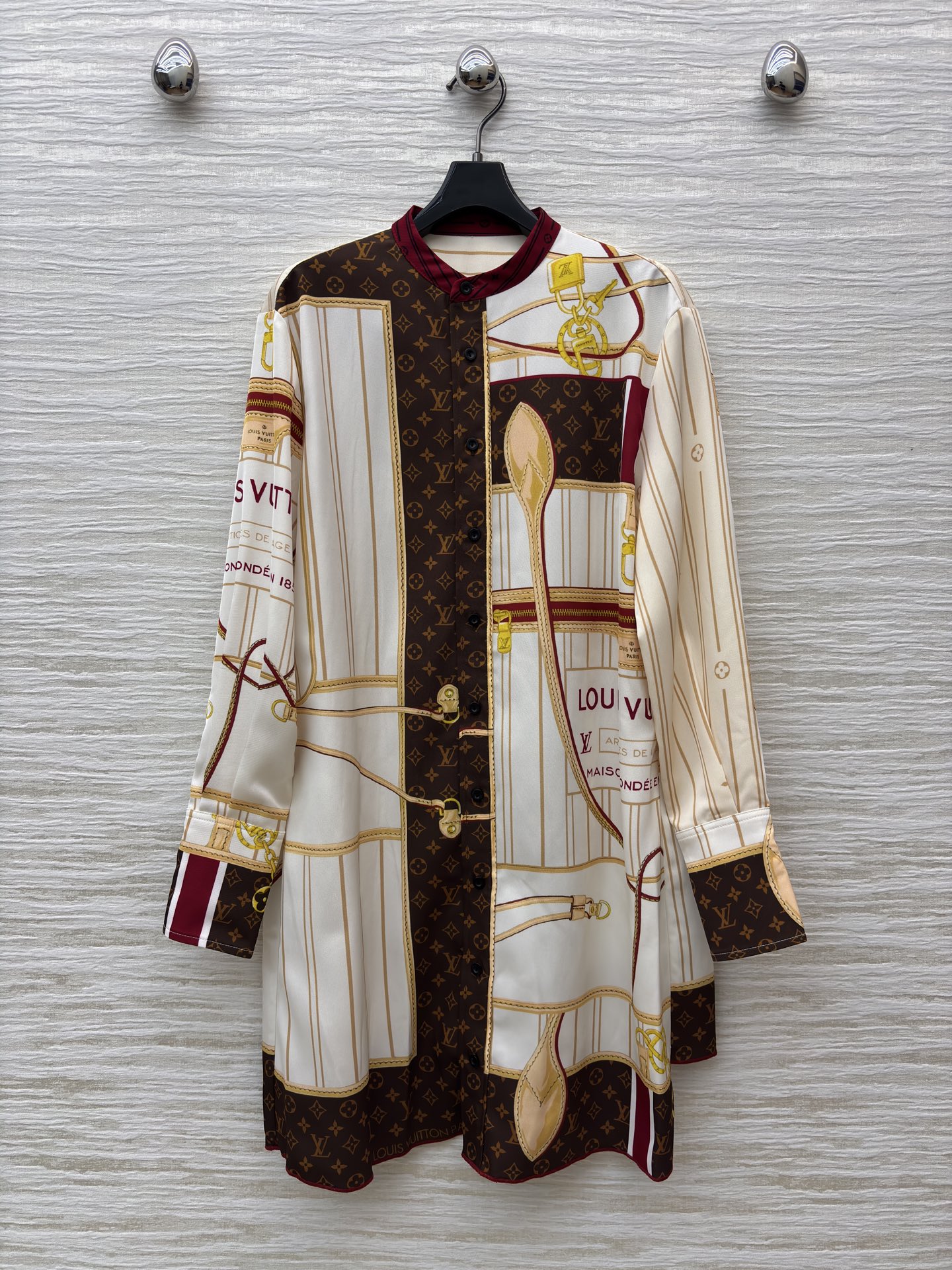 L家25秋冬 经典字母印花长袖衬衫奢雅上线 满幅经典印花碰撞艺术感拼接 可作衬衫裙随性飒气 也能当外套叠