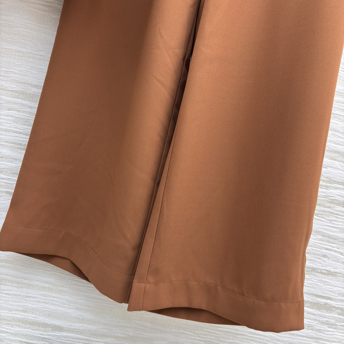 L家 25新款 五金扣装饰焦糖棕套装 翻领双口袋飘带衬衫+松紧腰直筒阔腿裤 高级感是职场与日常的优雅平衡