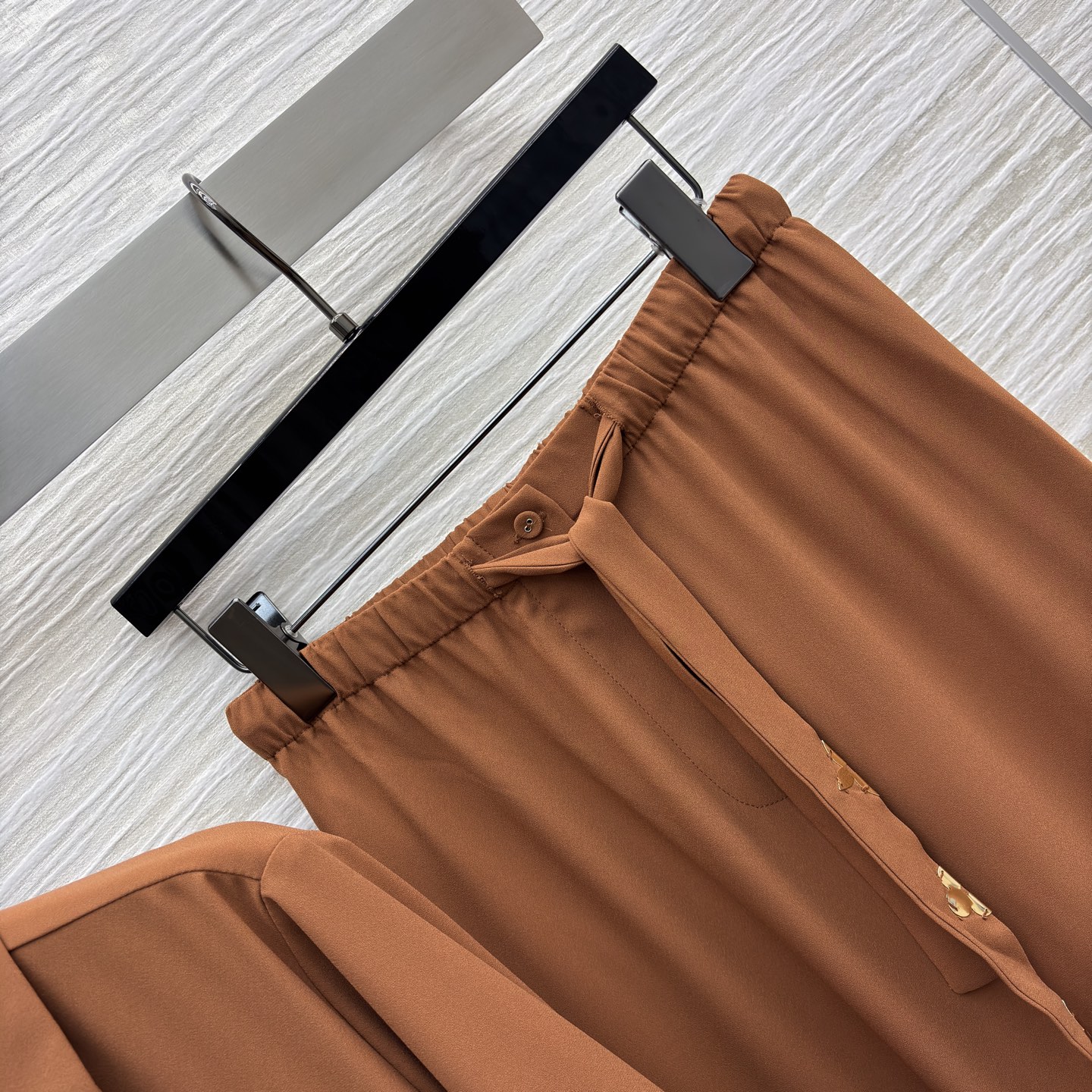 L家 25新款 五金扣装饰焦糖棕套装 翻领双口袋飘带衬衫+松紧腰直筒阔腿裤 高级感是职场与日常的优雅平衡