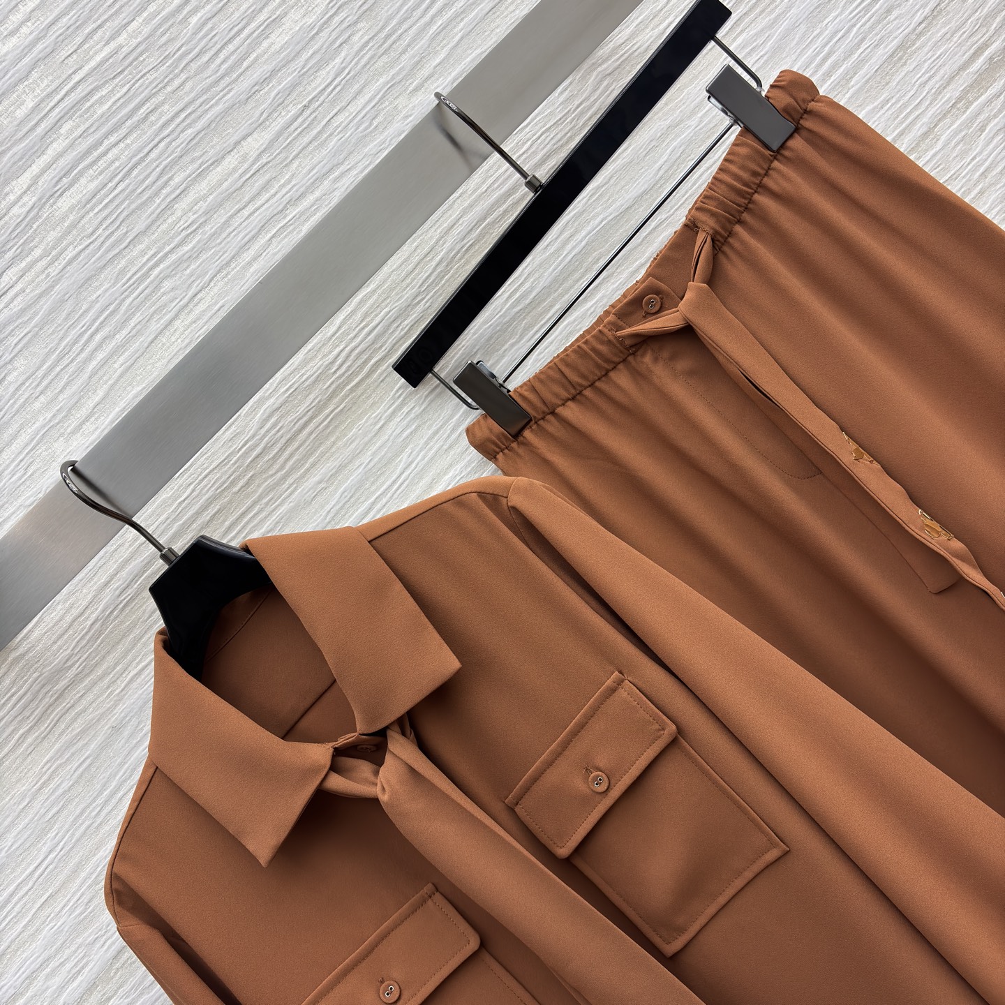 L家 25新款 五金扣装饰焦糖棕套装 翻领双口袋飘带衬衫+松紧腰直筒阔腿裤 高级感是职场与日常的优雅平衡