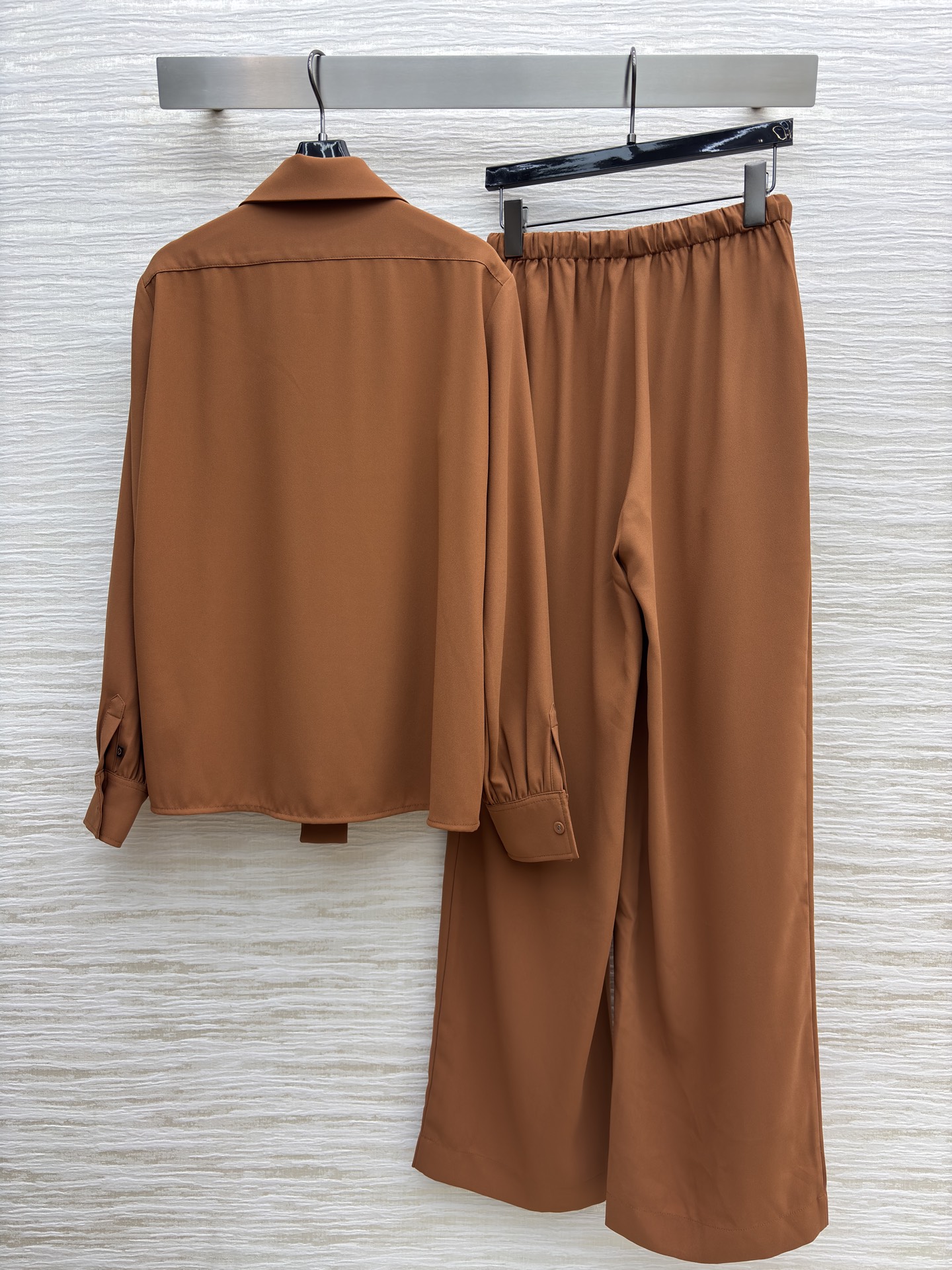 L家 25新款 五金扣装饰焦糖棕套装 翻领双口袋飘带衬衫+松紧腰直筒阔腿裤 高级感是职场与日常的优雅平衡