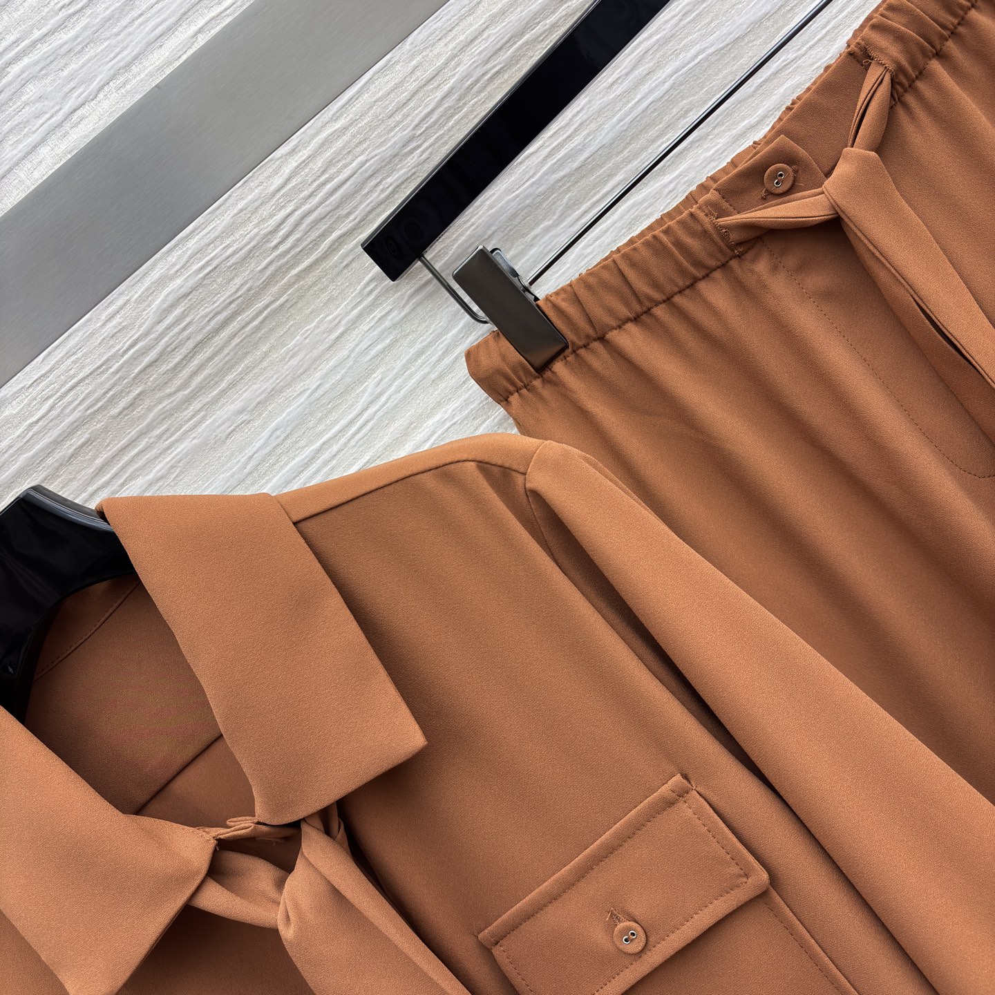 L家 25新款 五金扣装饰焦糖棕套装 翻领双口袋飘带衬衫+松紧腰直筒阔腿裤 高级感是职场与日常的优雅平衡