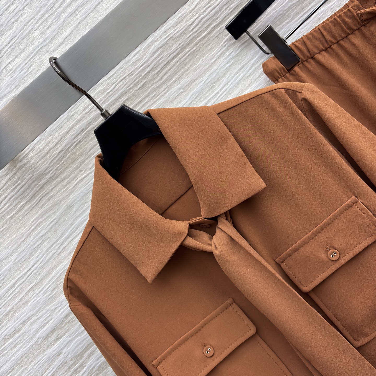 L家 25新款 五金扣装饰焦糖棕套装 翻领双口袋飘带衬衫+松紧腰直筒阔腿裤 高级感是职场与日常的优雅平衡
