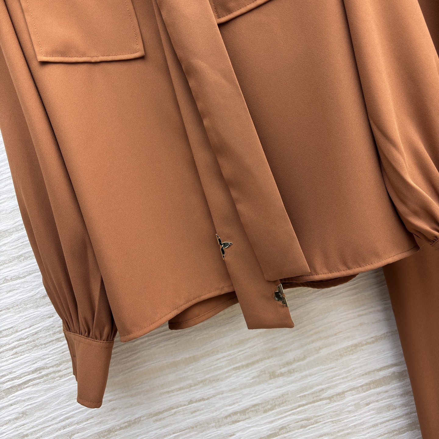 L家 25新款 五金扣装饰焦糖棕套装 翻领双口袋飘带衬衫+松紧腰直筒阔腿裤 高级感是职场与日常的优雅平衡