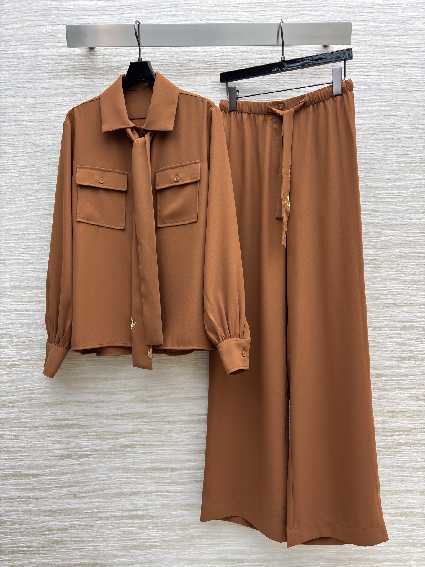 L家 25新款 五金扣装饰焦糖棕套装 翻领双口袋飘带衬衫+松紧腰直筒阔腿裤 高级感是职场与日常的优雅平衡