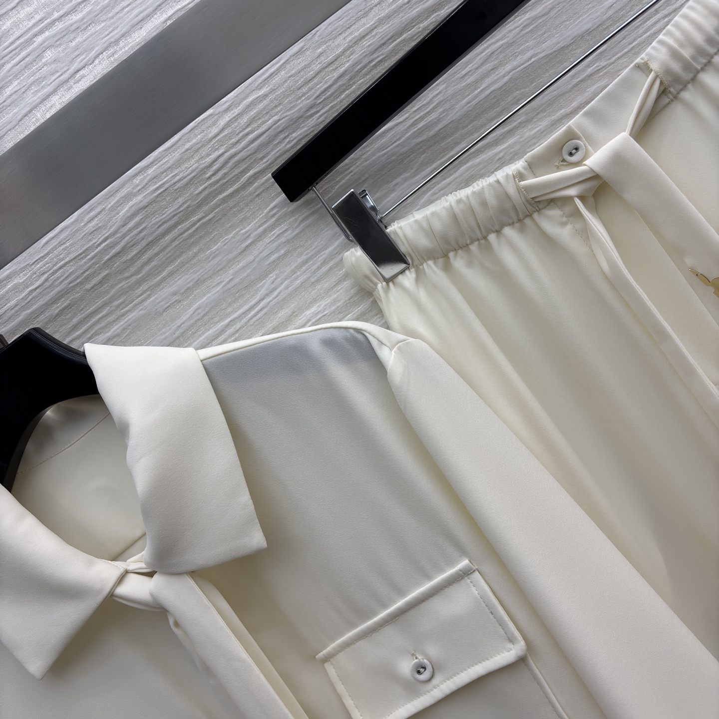 L家 25新款 五金扣装饰白色套装 翻领双口袋飘带衬衫+松紧腰直筒阔腿裤 高级感是职场与日常的优雅平衡 