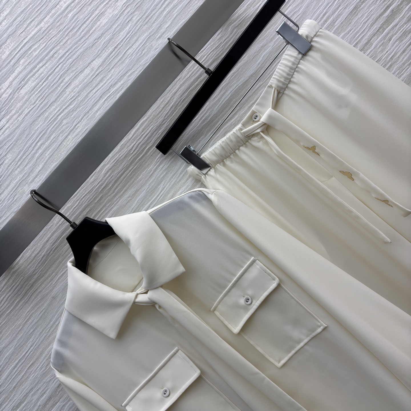 L家 25新款 五金扣装饰白色套装 翻领双口袋飘带衬衫+松紧腰直筒阔腿裤 高级感是职场与日常的优雅平衡 