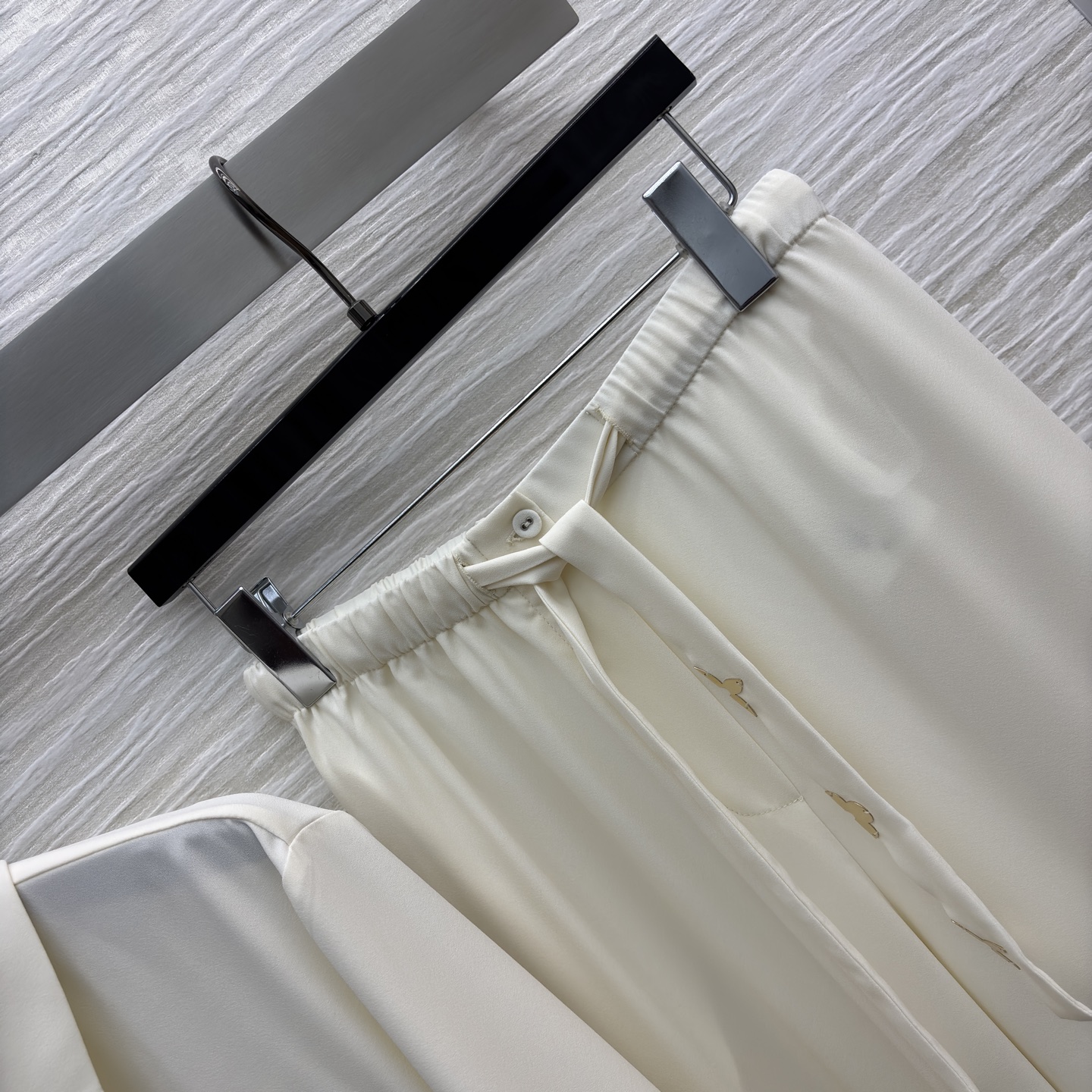 L家 25新款 五金扣装饰白色套装 翻领双口袋飘带衬衫+松紧腰直筒阔腿裤 高级感是职场与日常的优雅平衡 