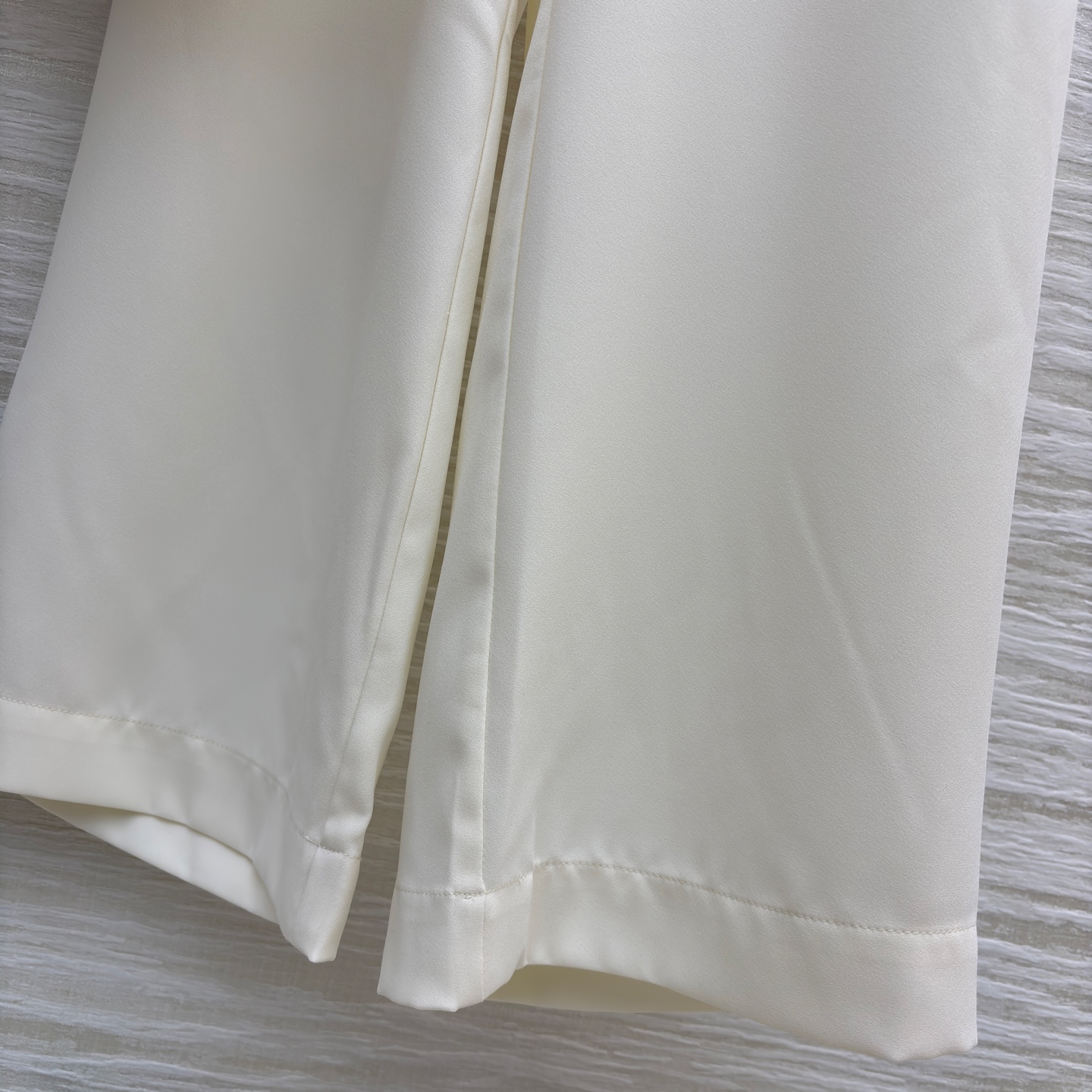 L家 25新款 五金扣装饰白色套装 翻领双口袋飘带衬衫+松紧腰直筒阔腿裤 高级感是职场与日常的优雅平衡 