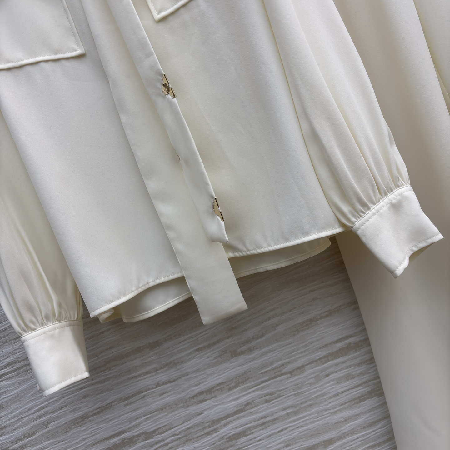 L家 25新款 五金扣装饰白色套装 翻领双口袋飘带衬衫+松紧腰直筒阔腿裤 高级感是职场与日常的优雅平衡 