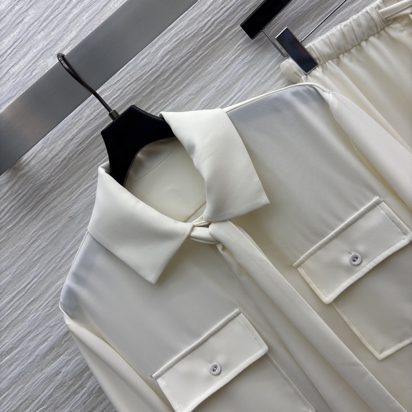 L家 25新款 五金扣装饰白色套装 翻领双口袋飘带衬衫+松紧腰直筒阔腿裤 高级感是职场与日常的优雅平衡 