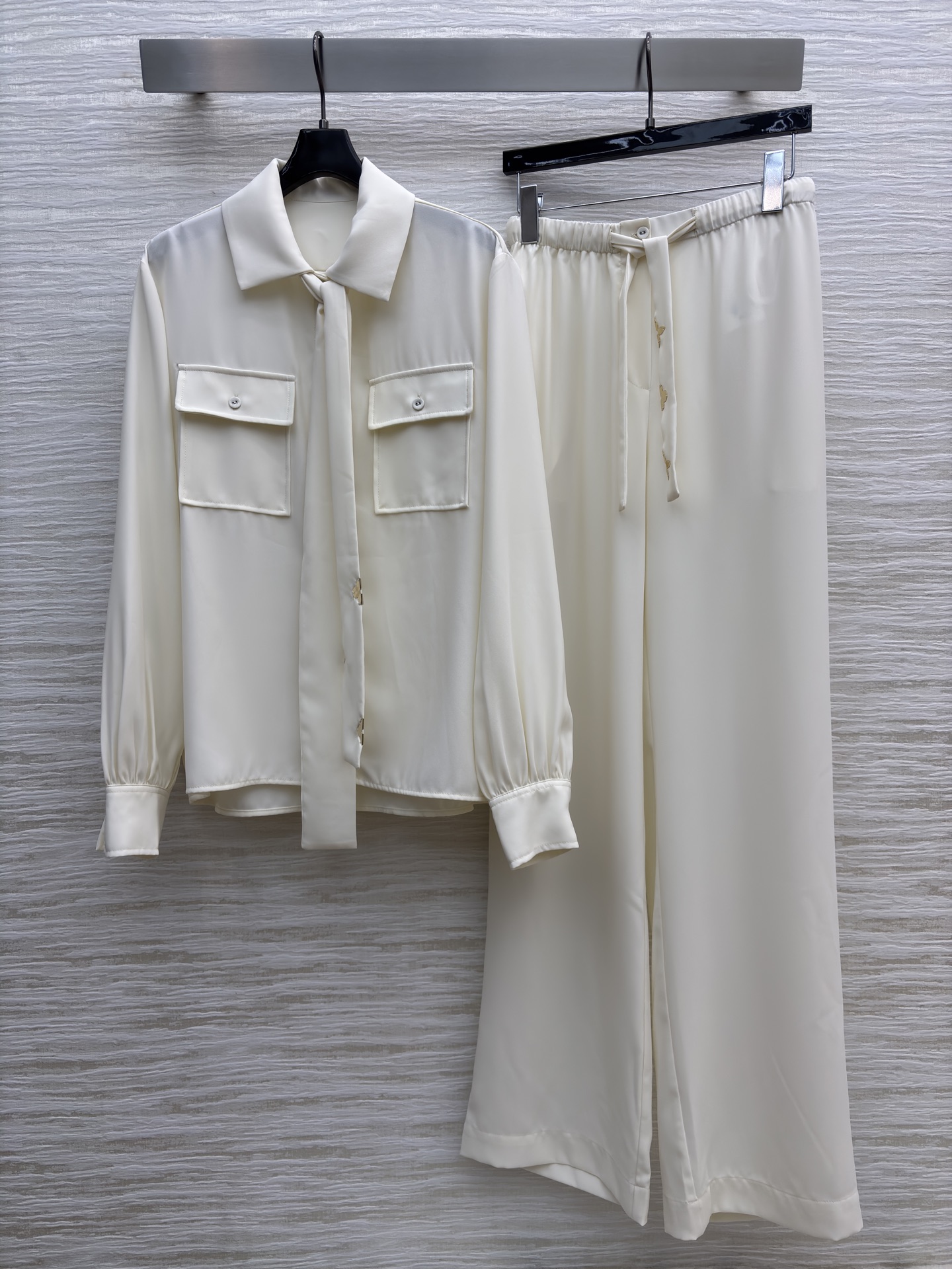 L家 25新款 五金扣装饰白色套装 翻领双口袋飘带衬衫+松紧腰直筒阔腿裤 高级感是职场与日常的优雅平衡 