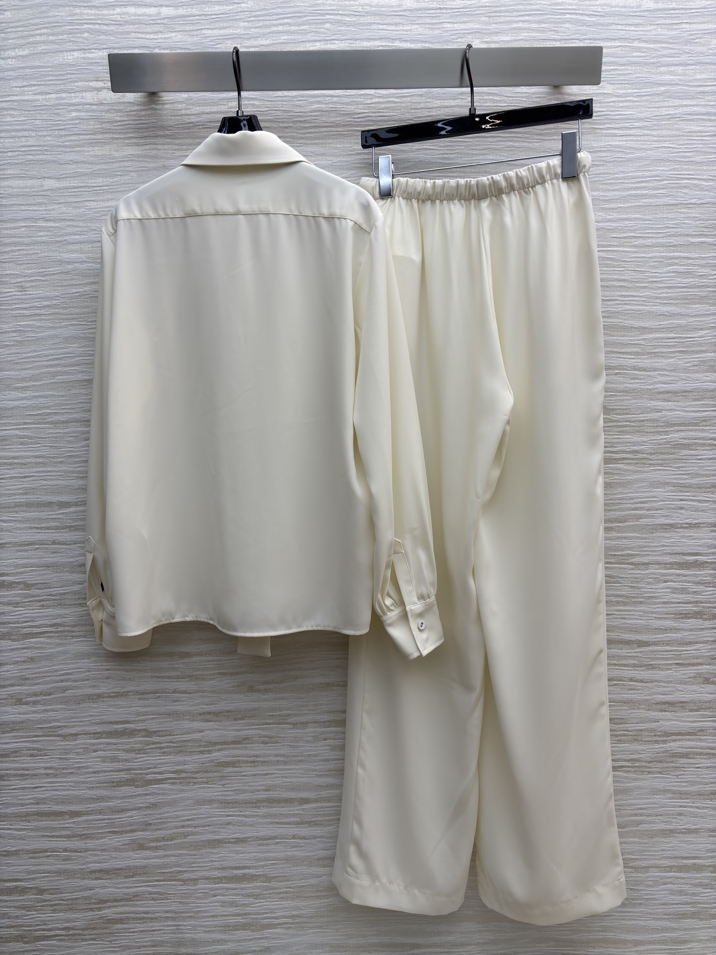 L家 25新款 五金扣装饰白色套装 翻领双口袋飘带衬衫+松紧腰直筒阔腿裤 高级感是职场与日常的优雅平衡 