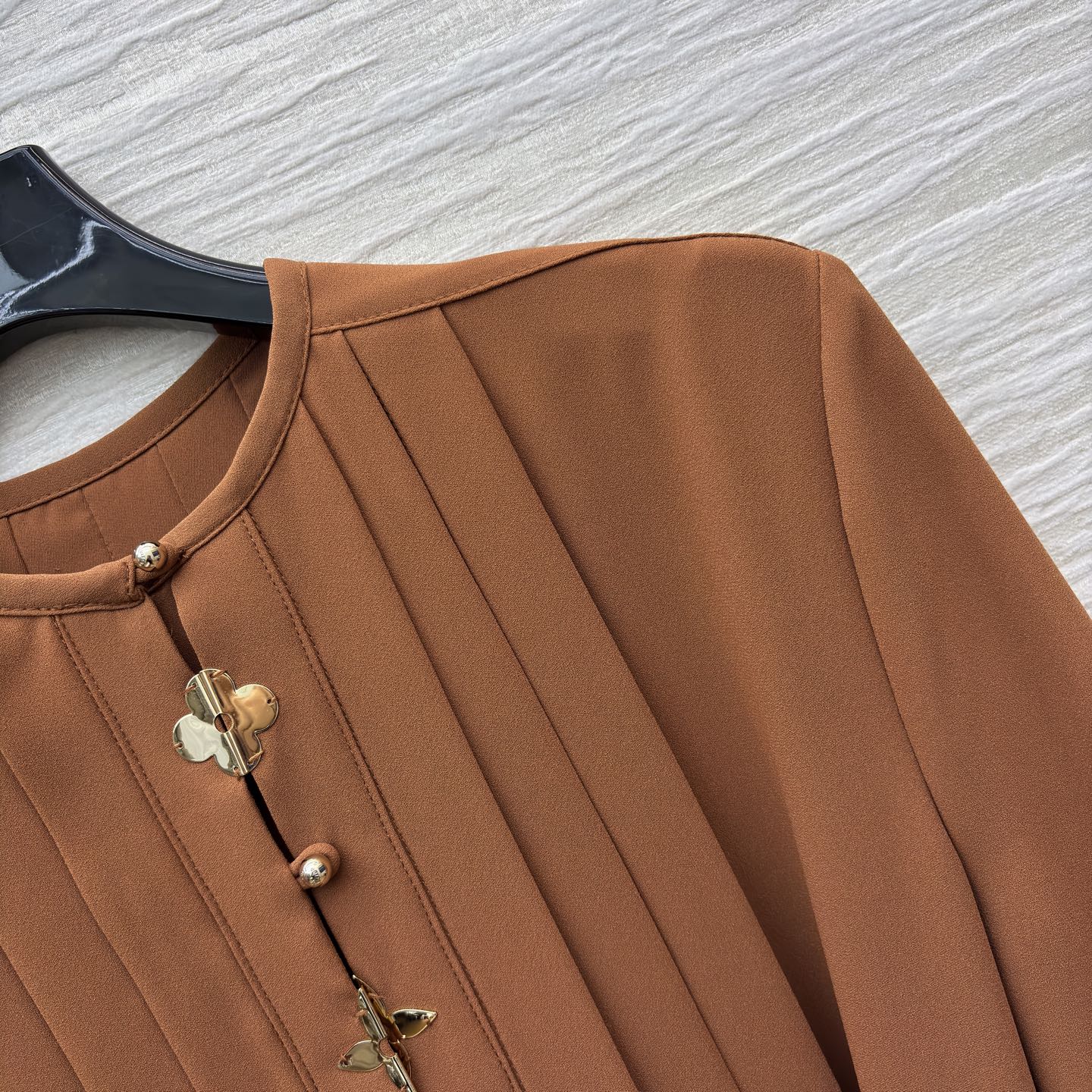 L家25新款 圆领收腰长袖连衣裙 优雅时髦 上身轻松显露小蛮腰 焦糖棕是秋日的优雅诗行 精致金属扣点缀复