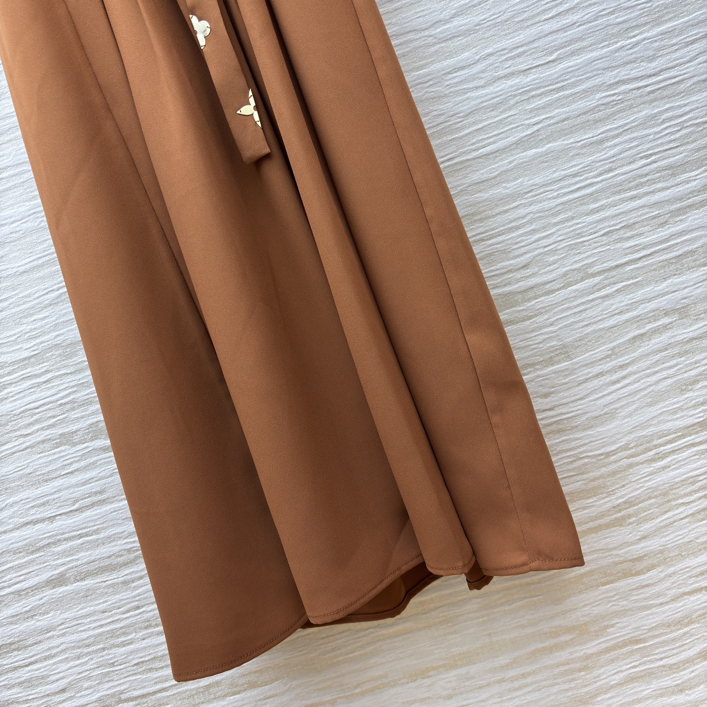 L家25新款 圆领收腰长袖连衣裙 优雅时髦 上身轻松显露小蛮腰 焦糖棕是秋日的优雅诗行 精致金属扣点缀复