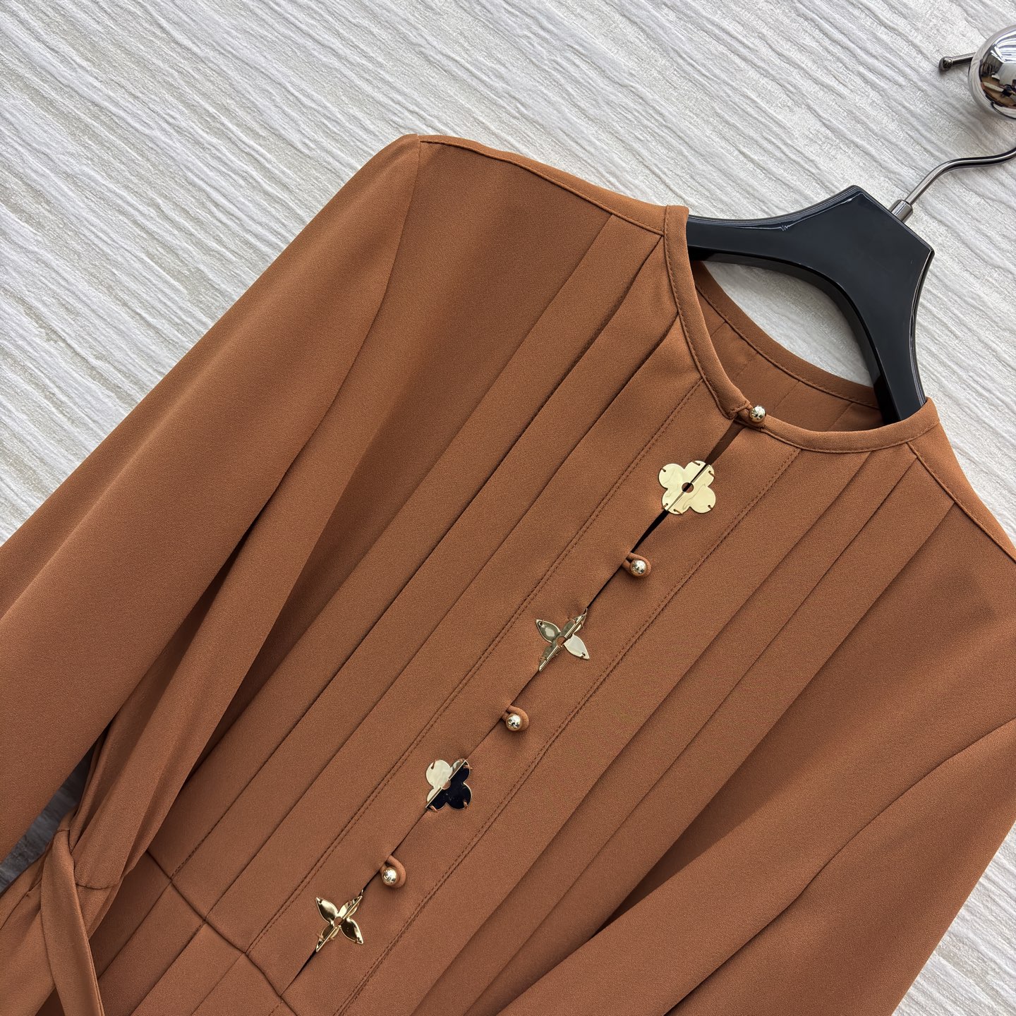 L家25新款 圆领收腰长袖连衣裙 优雅时髦 上身轻松显露小蛮腰 焦糖棕是秋日的优雅诗行 精致金属扣点缀复