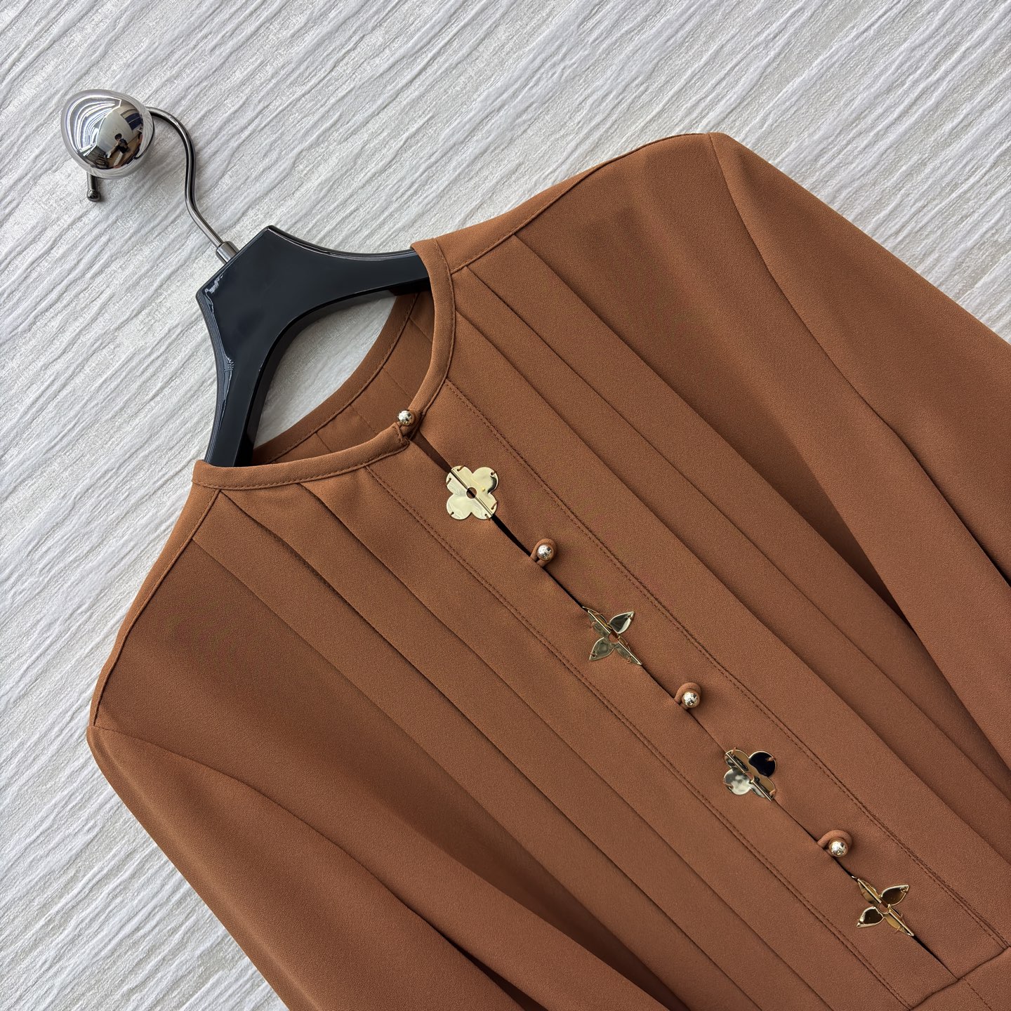 L家25新款 圆领收腰长袖连衣裙 优雅时髦 上身轻松显露小蛮腰 焦糖棕是秋日的优雅诗行 精致金属扣点缀复