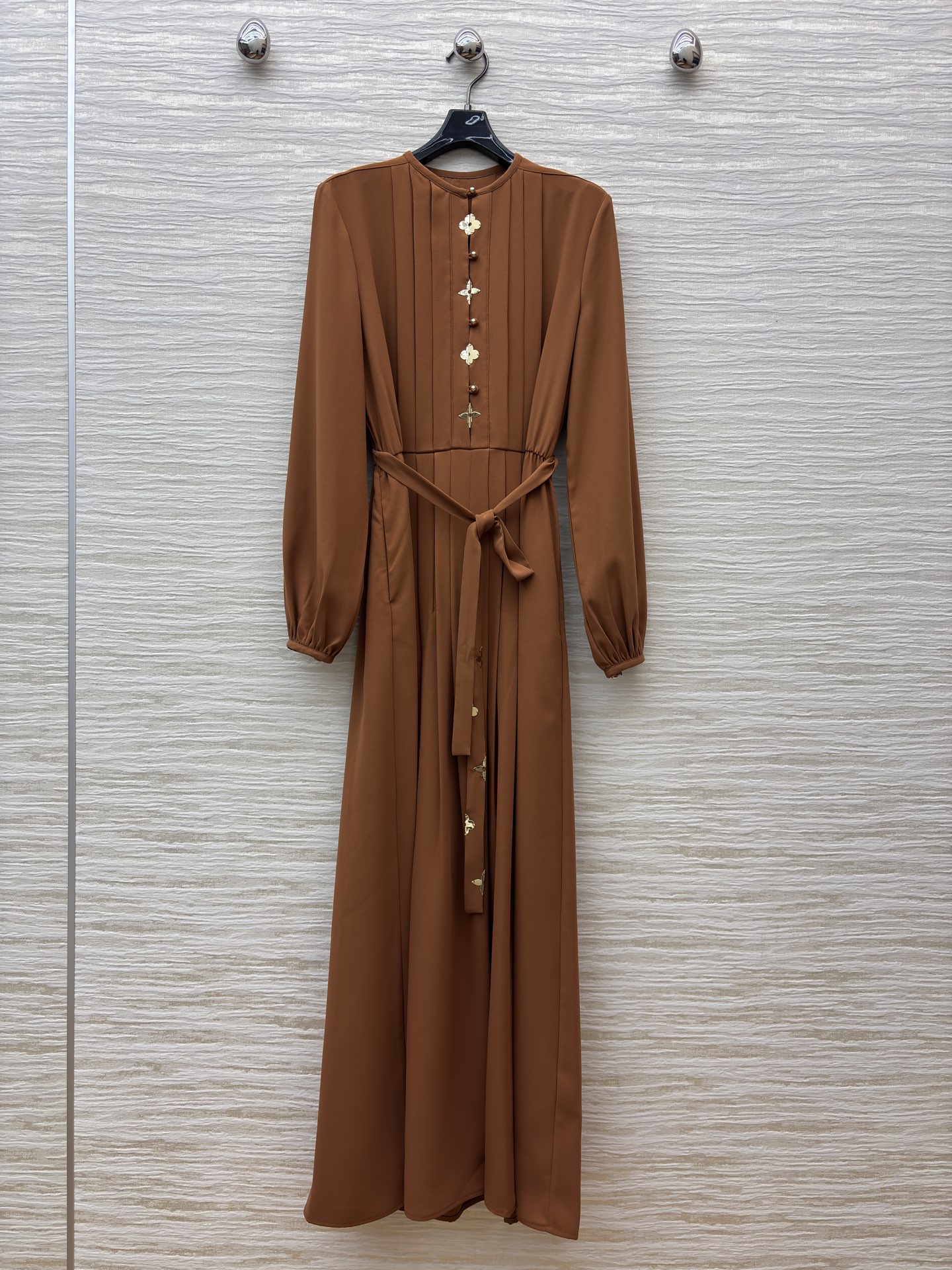 L家25新款 圆领收腰长袖连衣裙 优雅时髦 上身轻松显露小蛮腰 焦糖棕是秋日的优雅诗行 精致金属扣点缀复