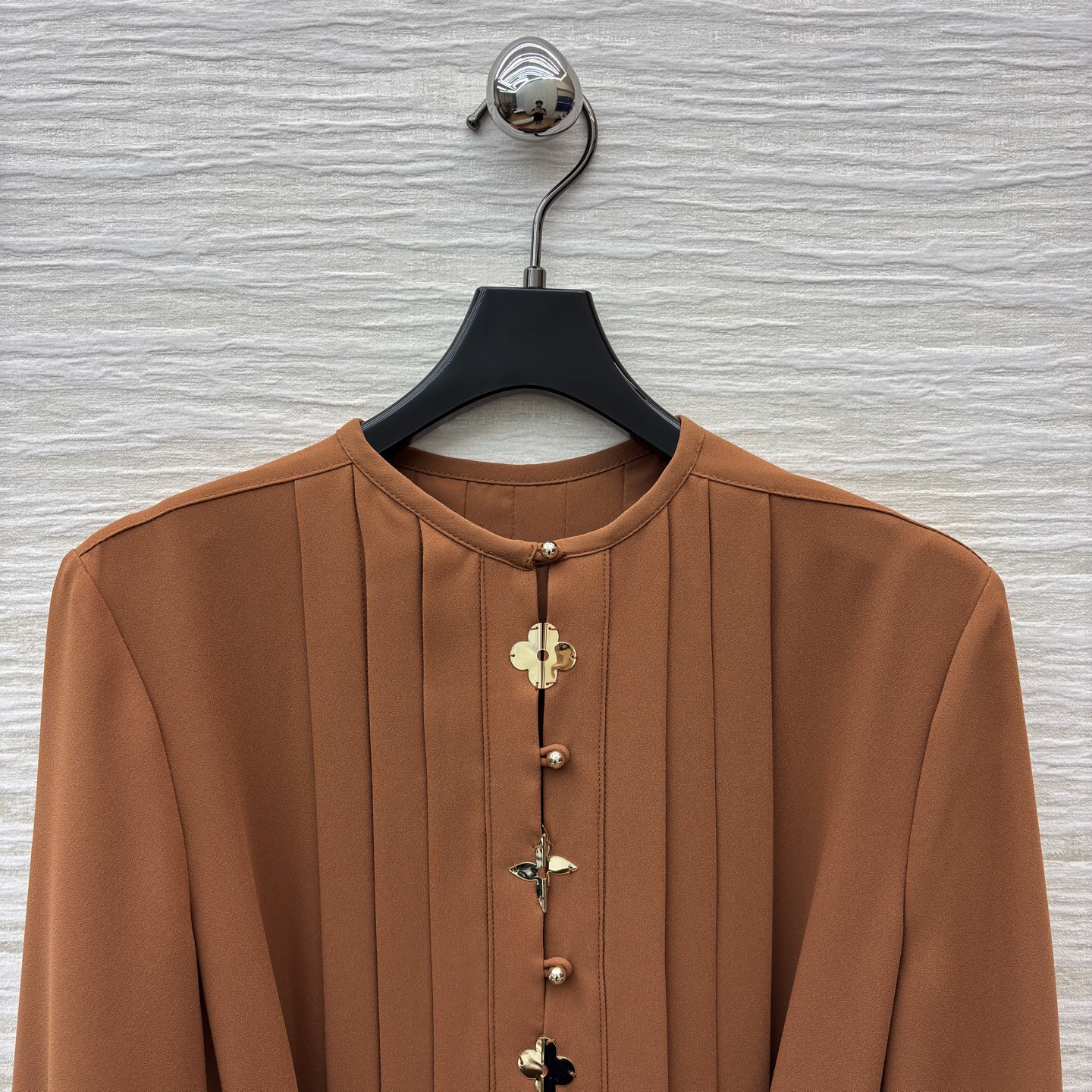 L家25新款 圆领收腰长袖连衣裙 优雅时髦 上身轻松显露小蛮腰 焦糖棕是秋日的优雅诗行 精致金属扣点缀复