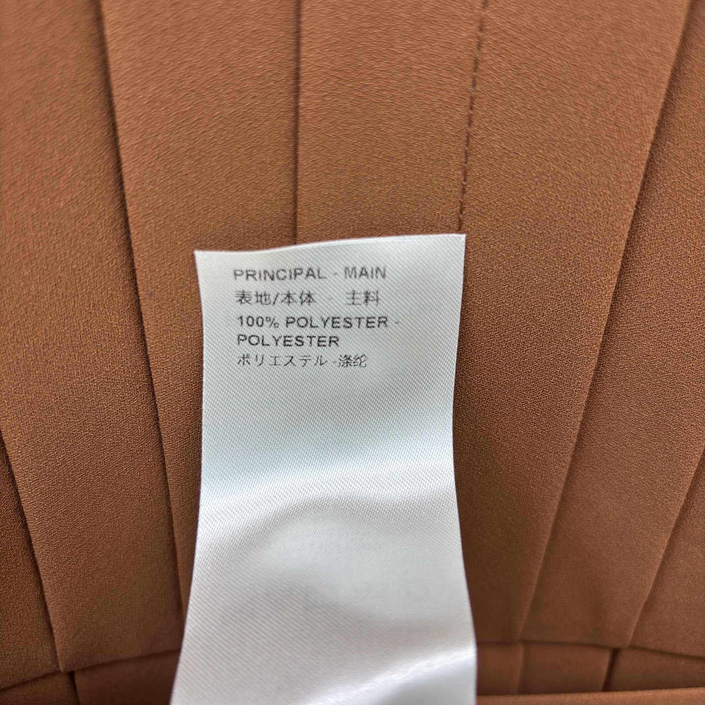 L家25新款 圆领收腰长袖连衣裙 优雅时髦 上身轻松显露小蛮腰 焦糖棕是秋日的优雅诗行 精致金属扣点缀复