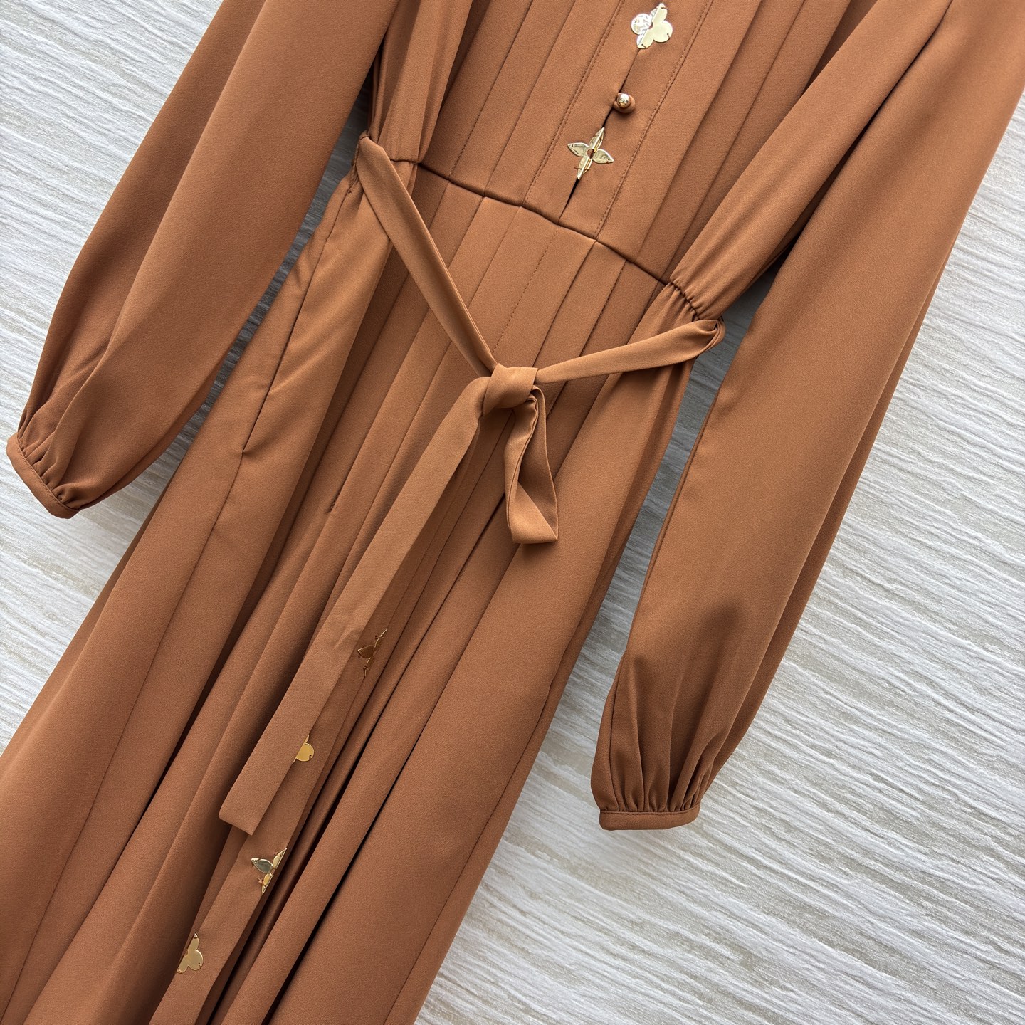 L家25新款 圆领收腰长袖连衣裙 优雅时髦 上身轻松显露小蛮腰 焦糖棕是秋日的优雅诗行 精致金属扣点缀复