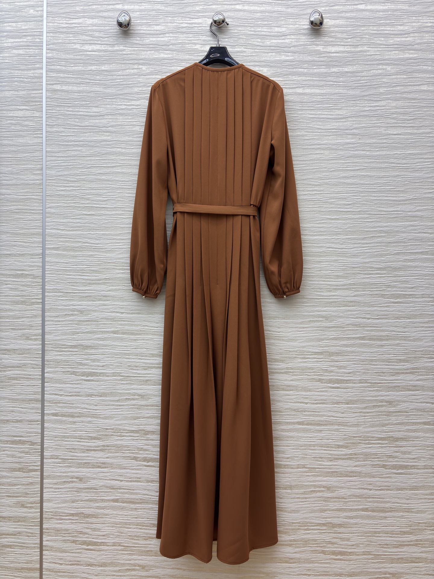 L家25新款 圆领收腰长袖连衣裙 优雅时髦 上身轻松显露小蛮腰 焦糖棕是秋日的优雅诗行 精致金属扣点缀复