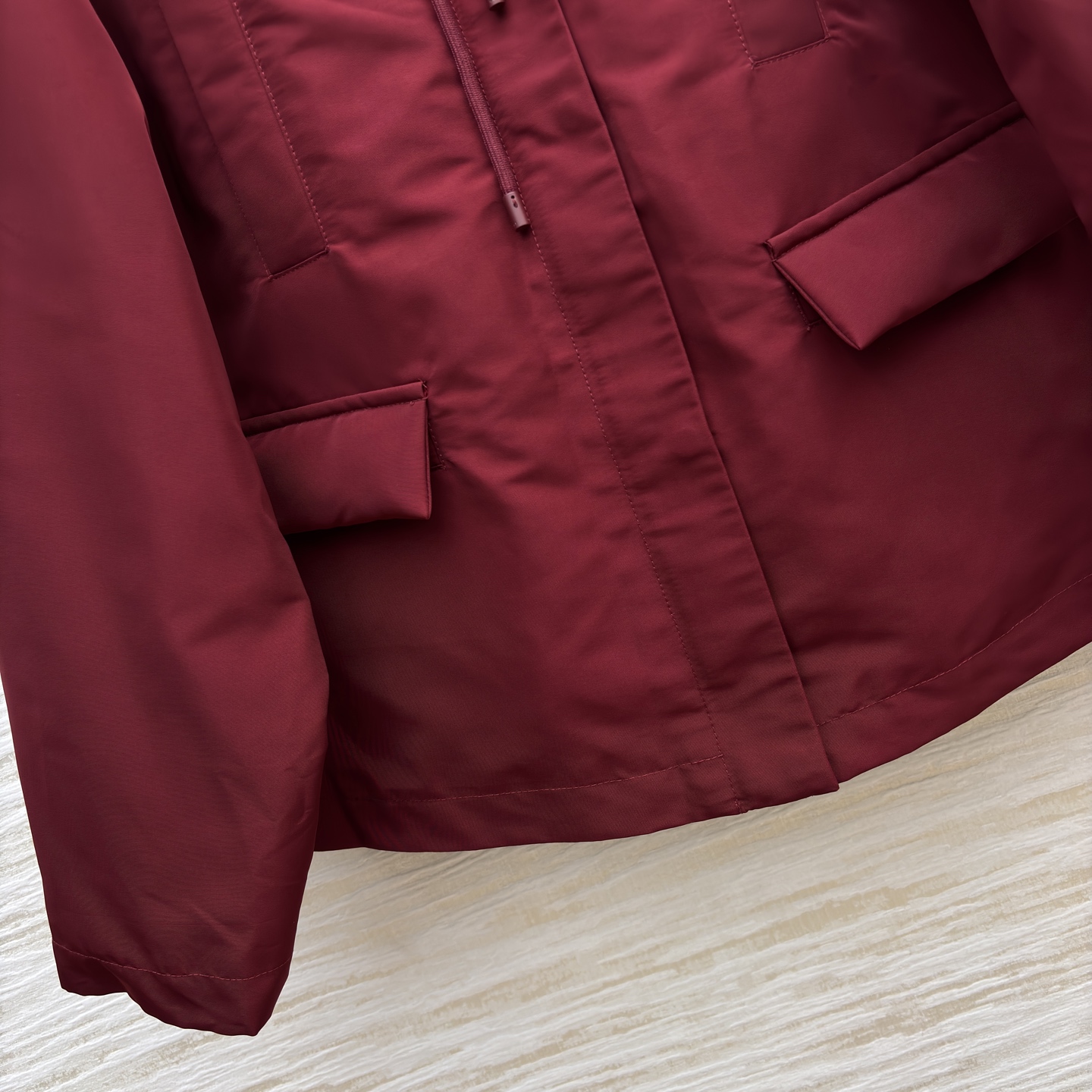 G 25酒红色连帽外套 秋冬的质感担当 字母的低调标识暗藏奢华 多口袋设计实用又有型 既能抵御凉意 又能