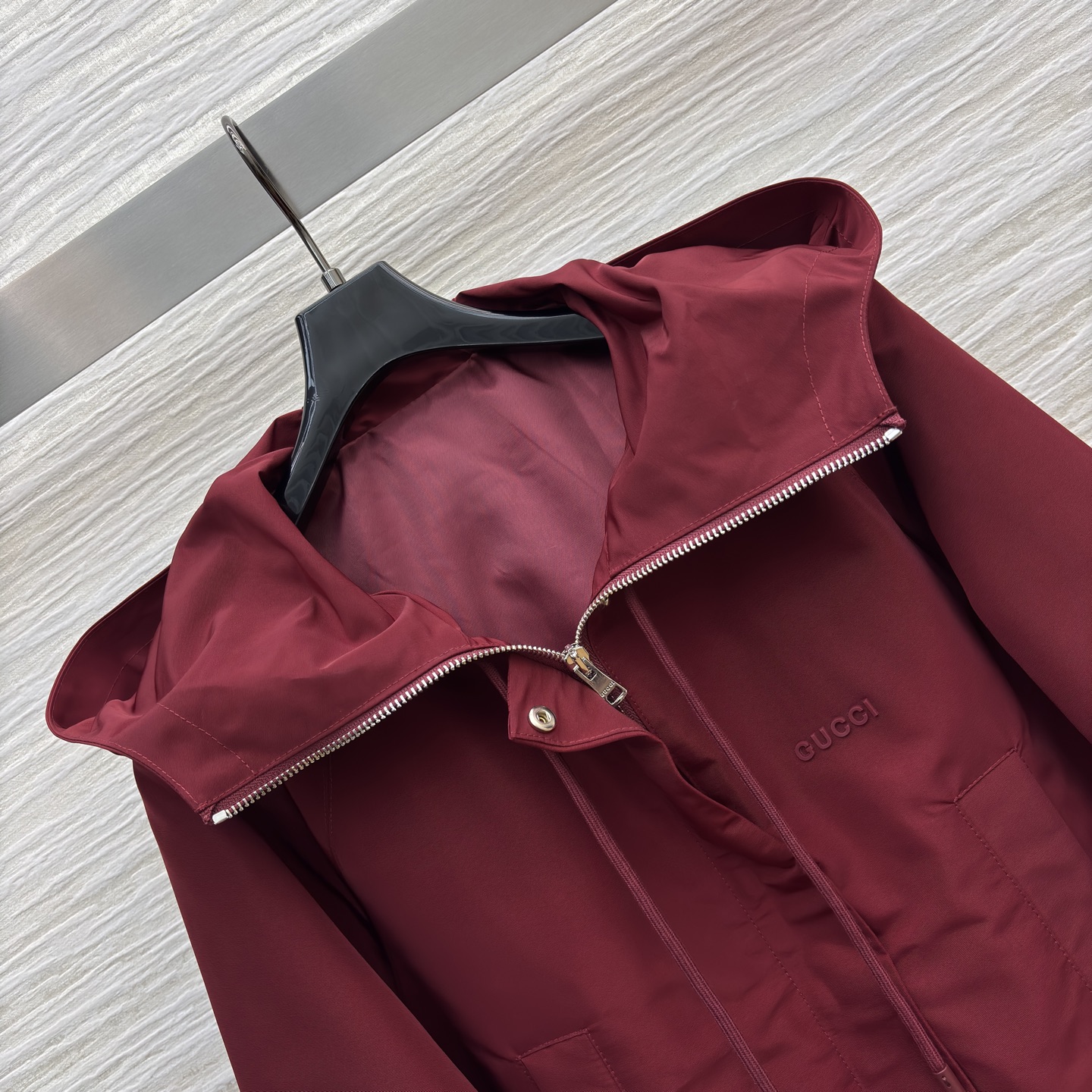 G 25酒红色连帽外套 秋冬的质感担当 字母的低调标识暗藏奢华 多口袋设计实用又有型 既能抵御凉意 又能