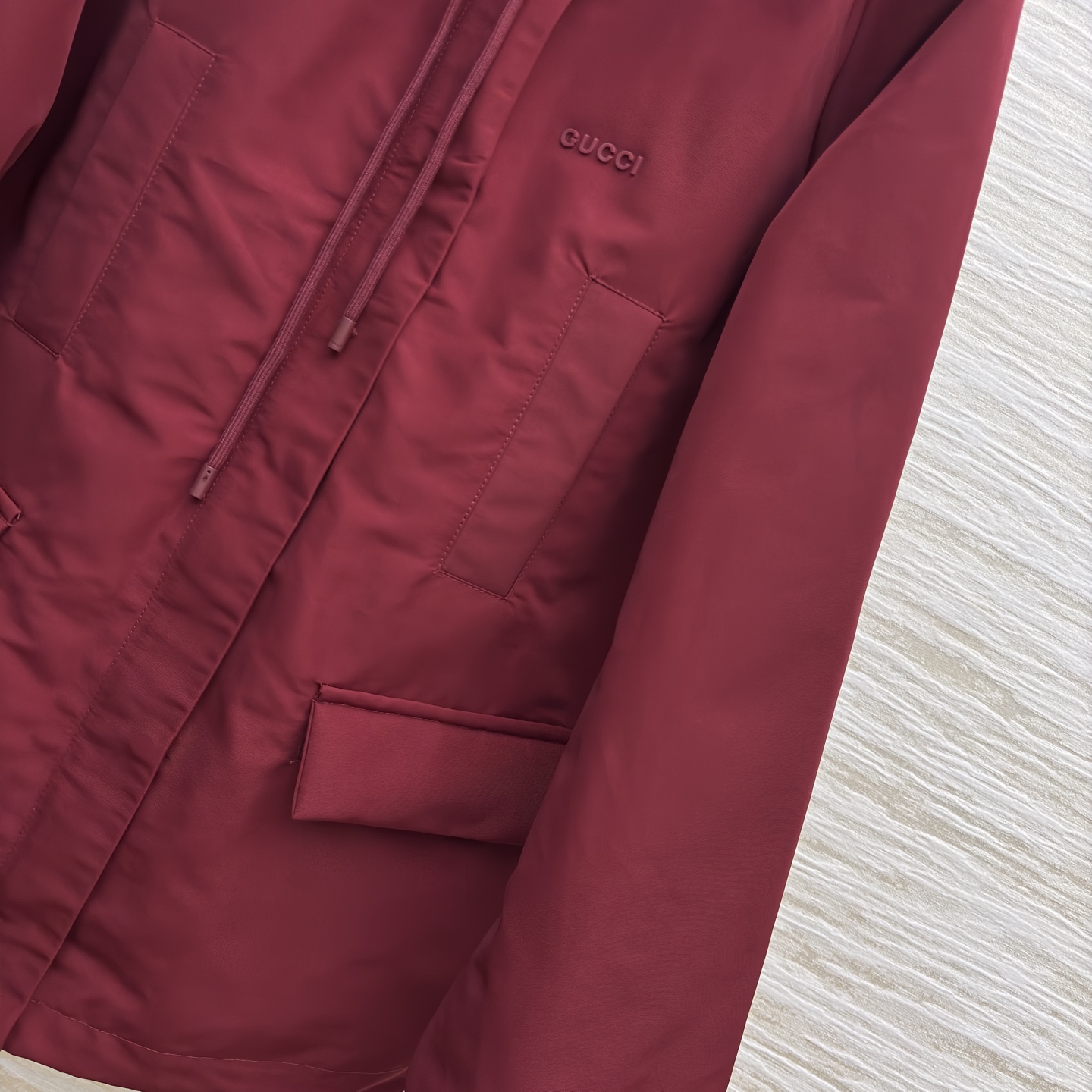 G 25酒红色连帽外套 秋冬的质感担当 字母的低调标识暗藏奢华 多口袋设计实用又有型 既能抵御凉意 又能