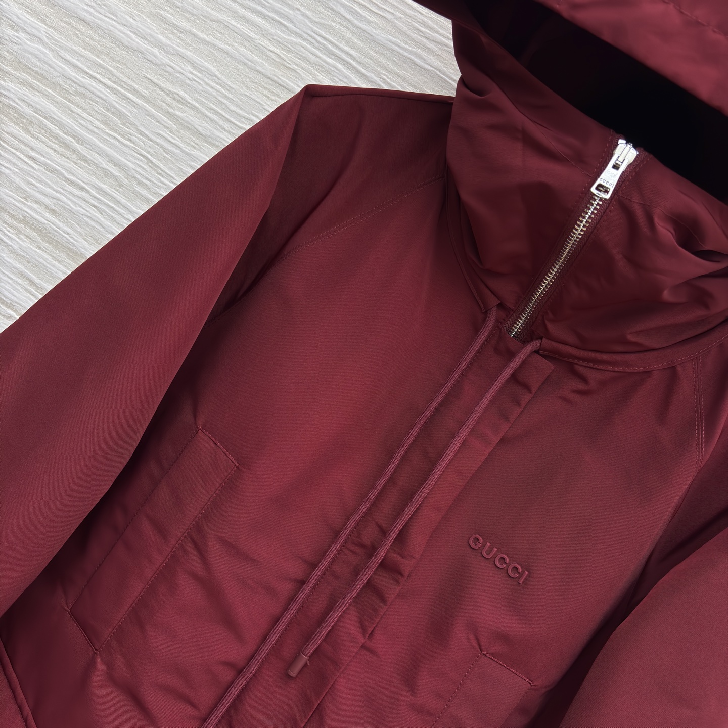 G 25酒红色连帽外套 秋冬的质感担当 字母的低调标识暗藏奢华 多口袋设计实用又有型 既能抵御凉意 又能