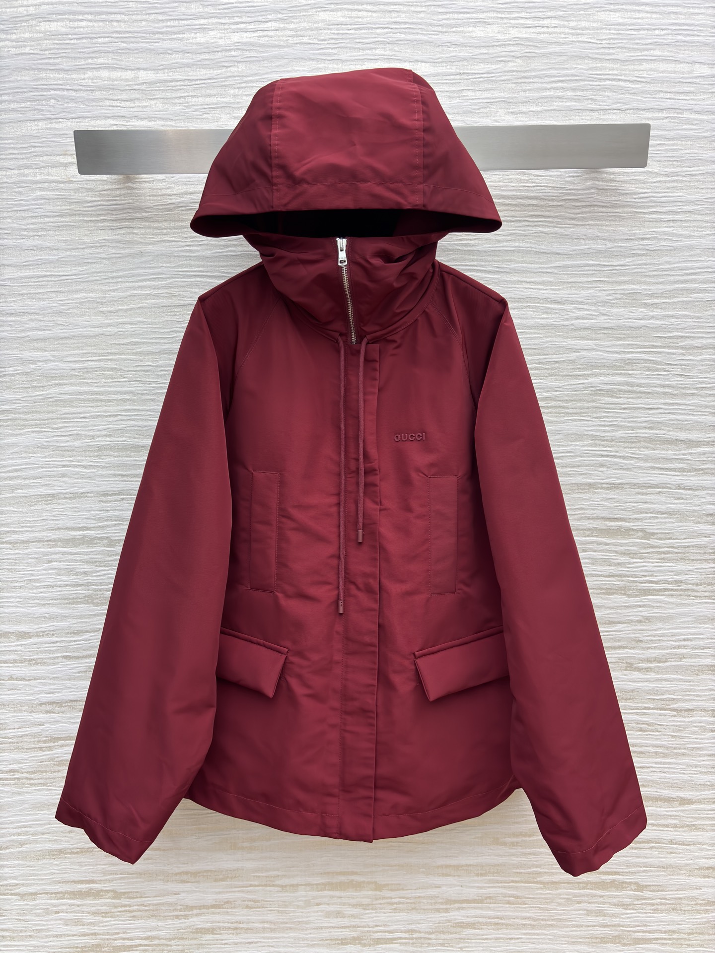 G 25酒红色连帽外套 秋冬的质感担当 字母的低调标识暗藏奢华 多口袋设计实用又有型 既能抵御凉意 又能