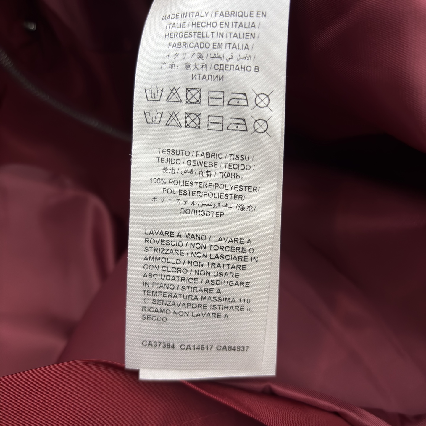 G 25酒红色连帽外套 秋冬的质感担当 字母的低调标识暗藏奢华 多口袋设计实用又有型 既能抵御凉意 又能