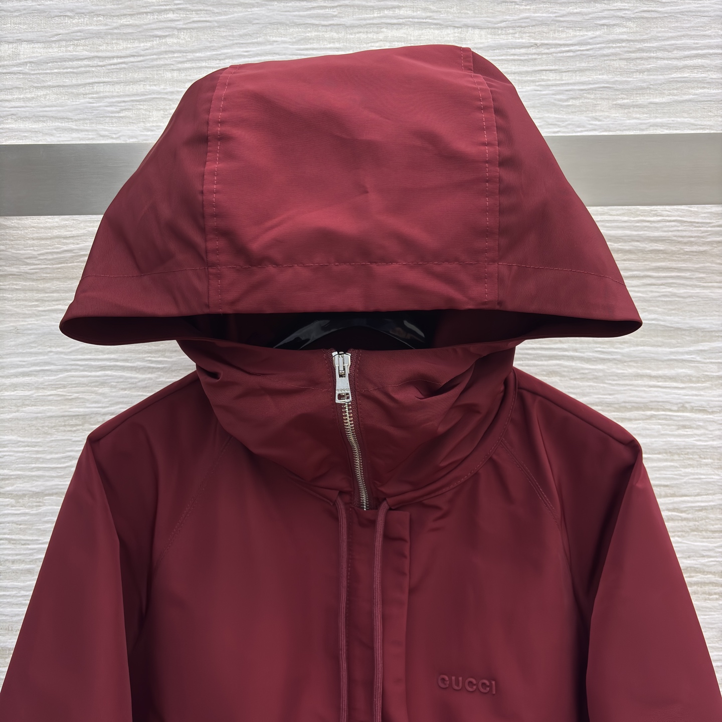 G 25酒红色连帽外套 秋冬的质感担当 字母的低调标识暗藏奢华 多口袋设计实用又有型 既能抵御凉意 又能