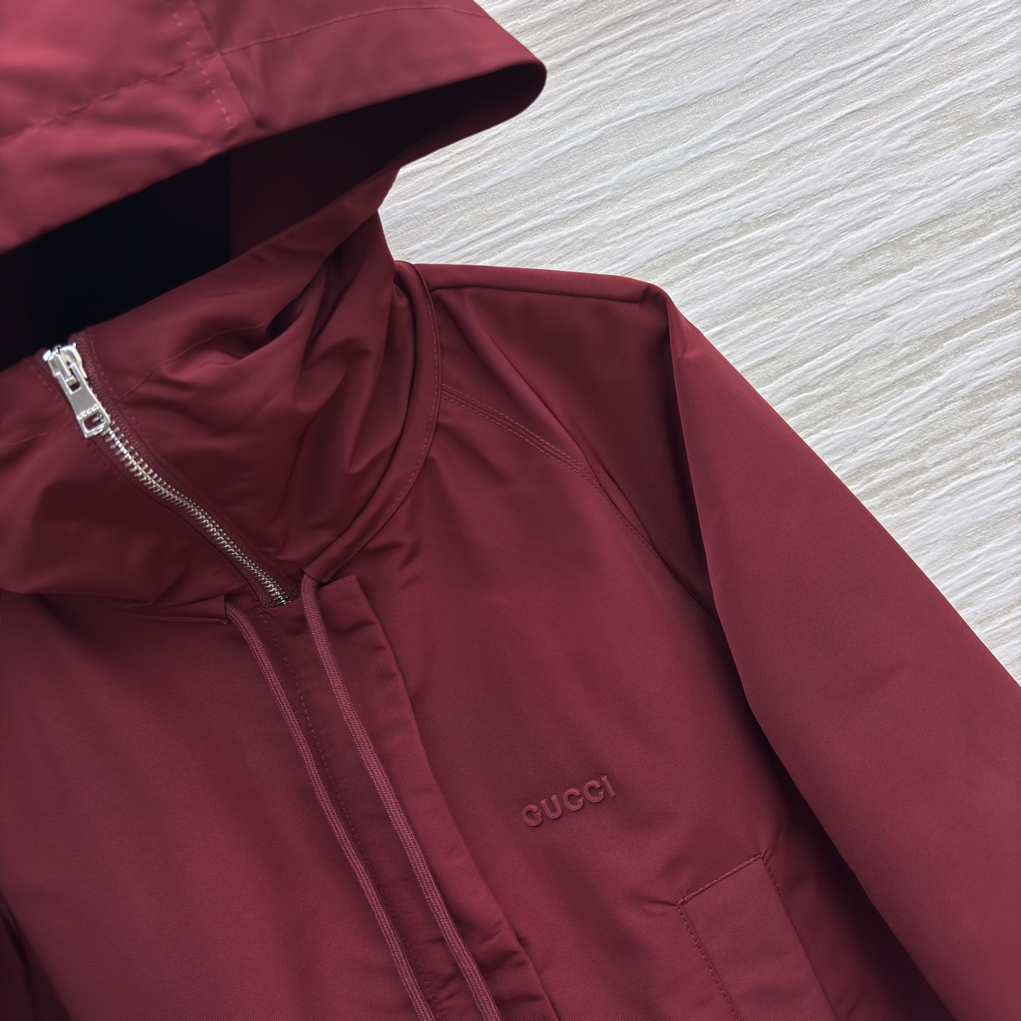 G 25酒红色连帽外套 秋冬的质感担当 字母的低调标识暗藏奢华 多口袋设计实用又有型 既能抵御凉意 又能