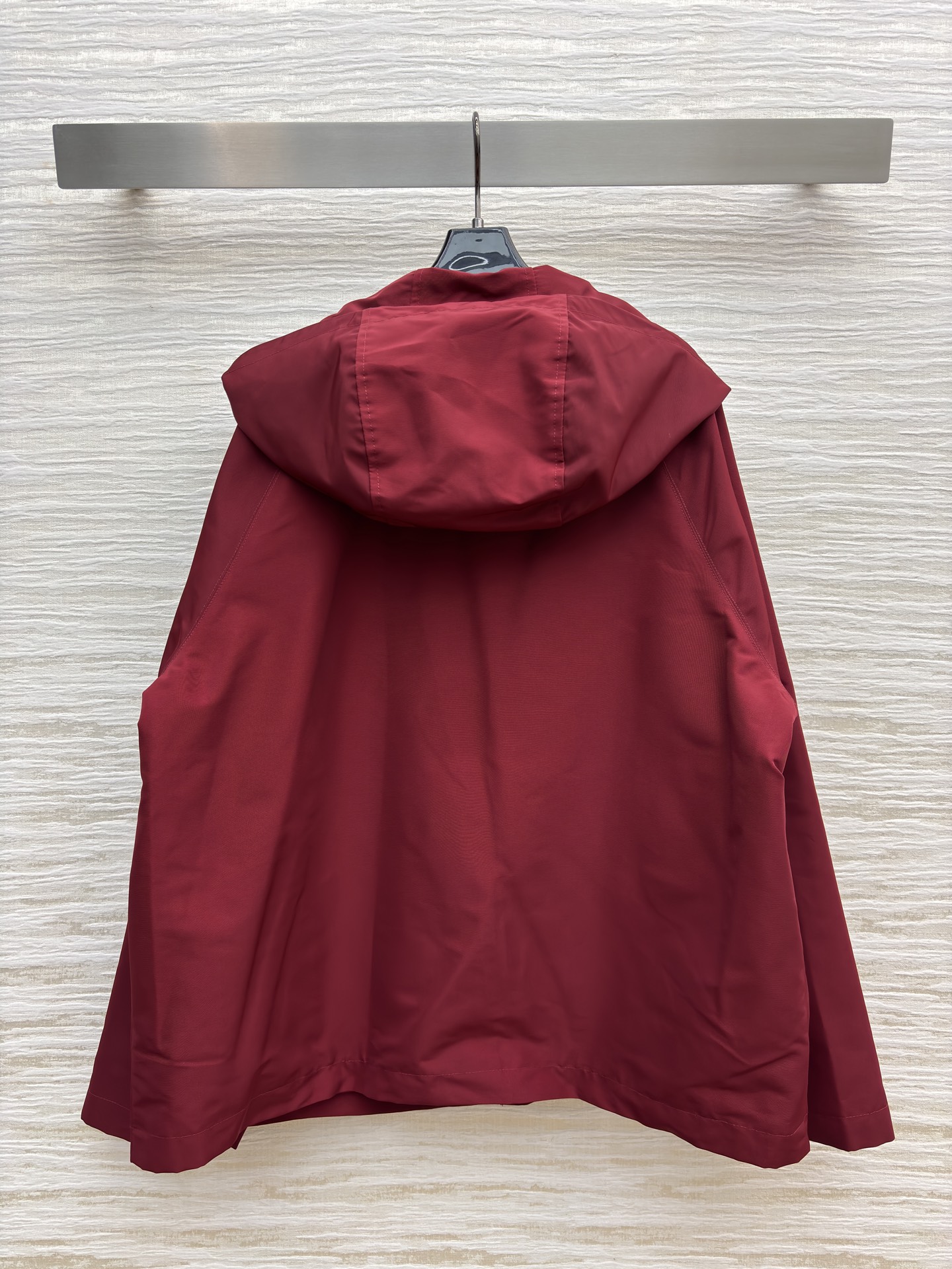 G 25酒红色连帽外套 秋冬的质感担当 字母的低调标识暗藏奢华 多口袋设计实用又有型 既能抵御凉意 又能