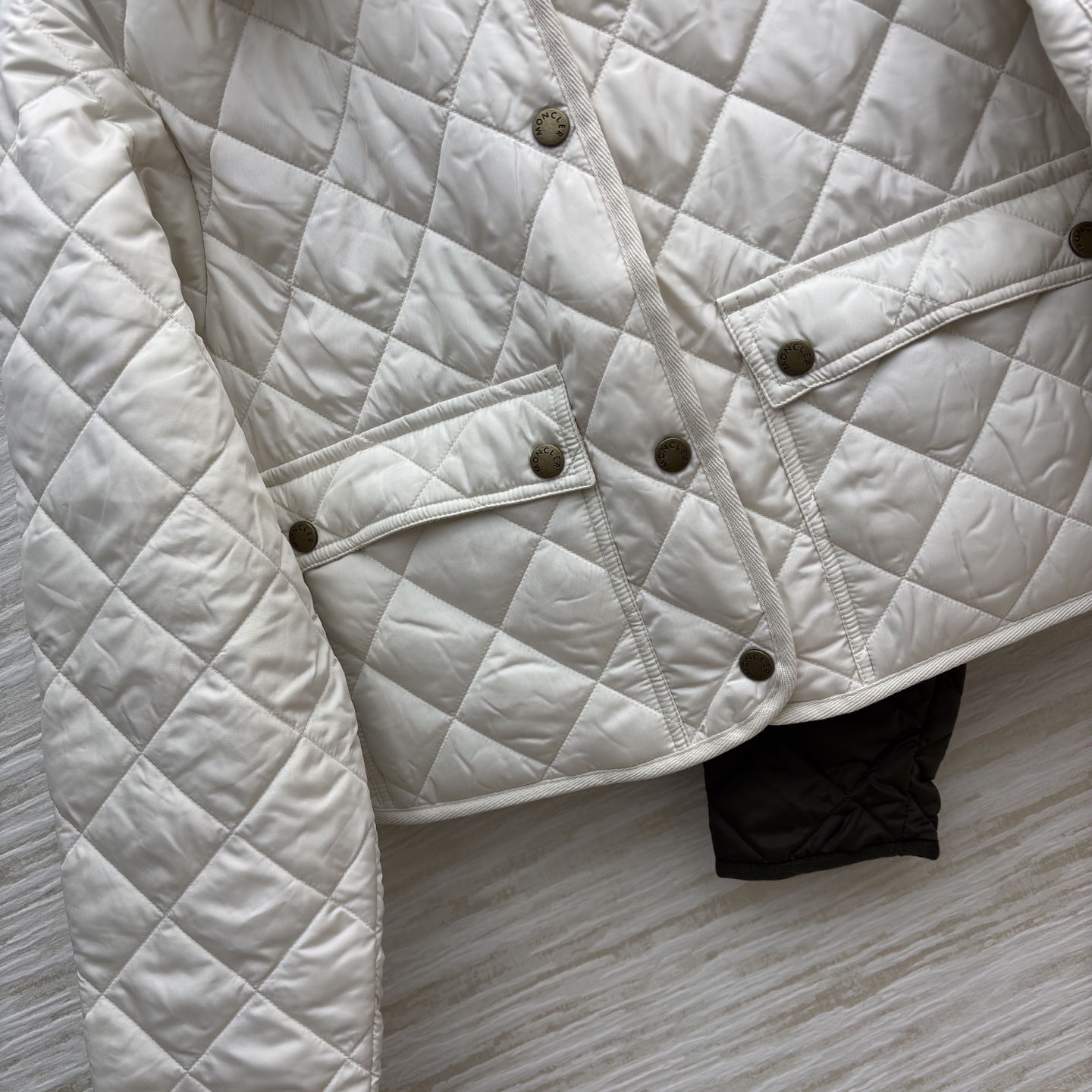 Mo 25秋 翻领菱格棉服 时髦御寒双在线 复古棕与温柔米两色可选 菱格绗缝设计经典又显质感 短款版型利