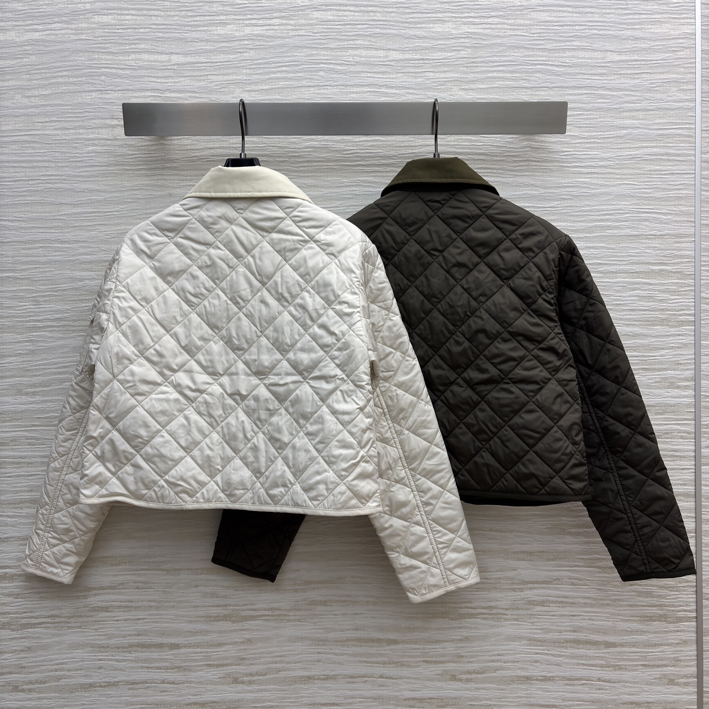 Mo 25秋 翻领菱格棉服 时髦御寒双在线 复古棕与温柔米两色可选 菱格绗缝设计经典又显质感 短款版型利