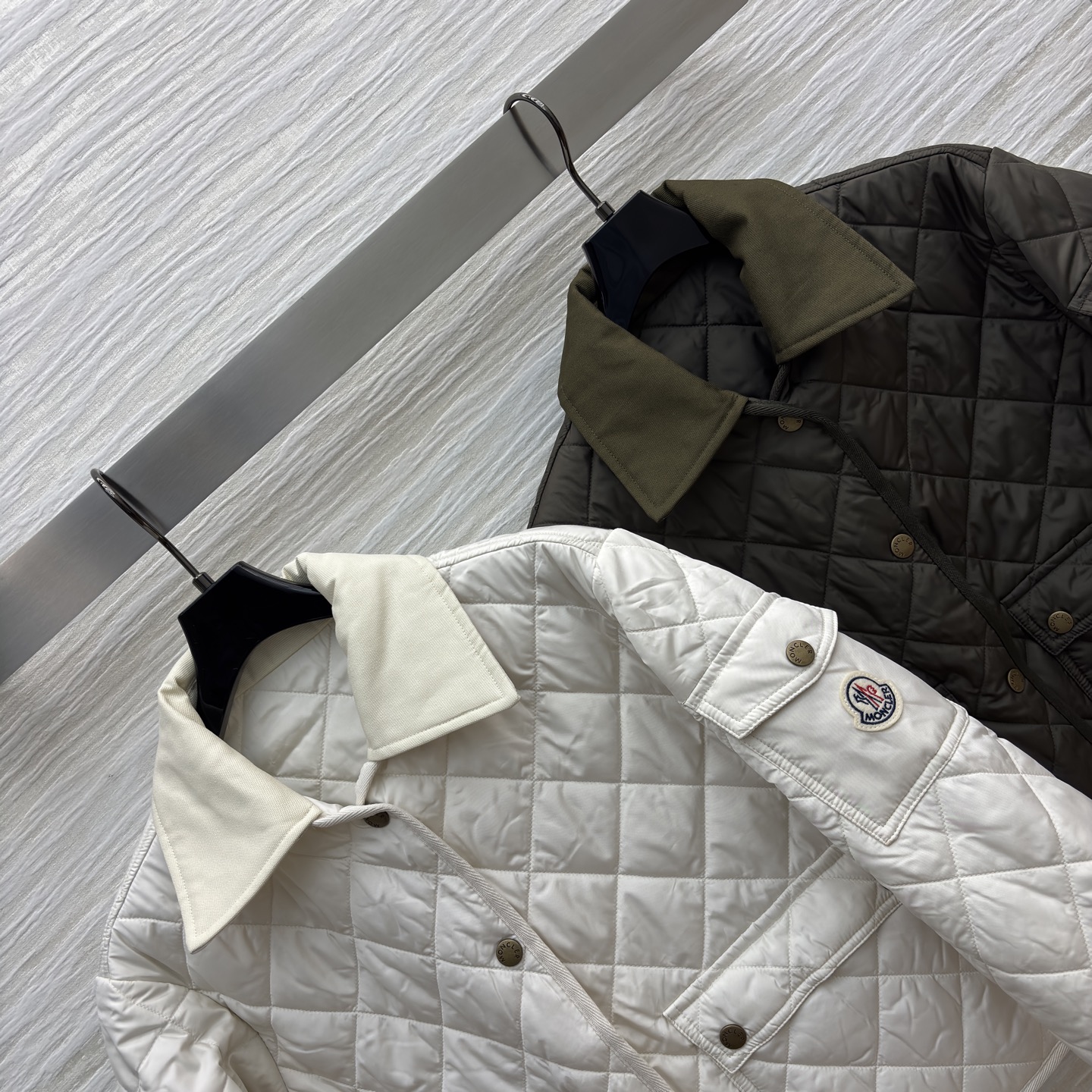 Mo 25秋 翻领菱格棉服 时髦御寒双在线 复古棕与温柔米两色可选 菱格绗缝设计经典又显质感 短款版型利