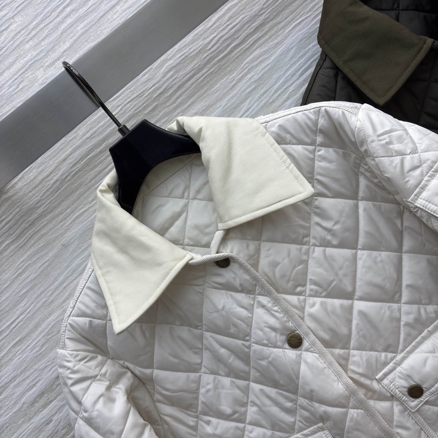 Mo 25秋 翻领菱格棉服 时髦御寒双在线 复古棕与温柔米两色可选 菱格绗缝设计经典又显质感 短款版型利