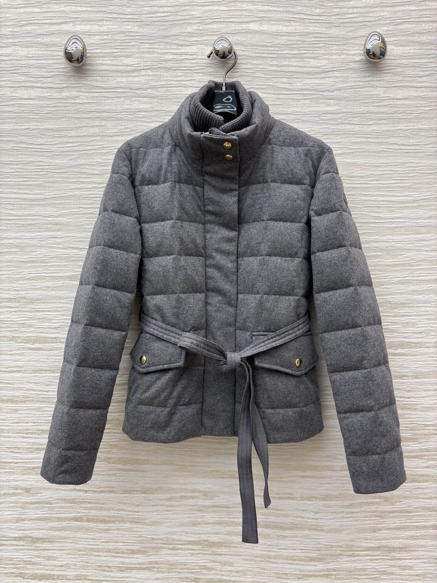 MO 25秋冬 双层领灰色腰带羽绒服 冬日里的时尚暖宠 双层立领设计利落保暖 腰间系带勾勒身形 金属扣与