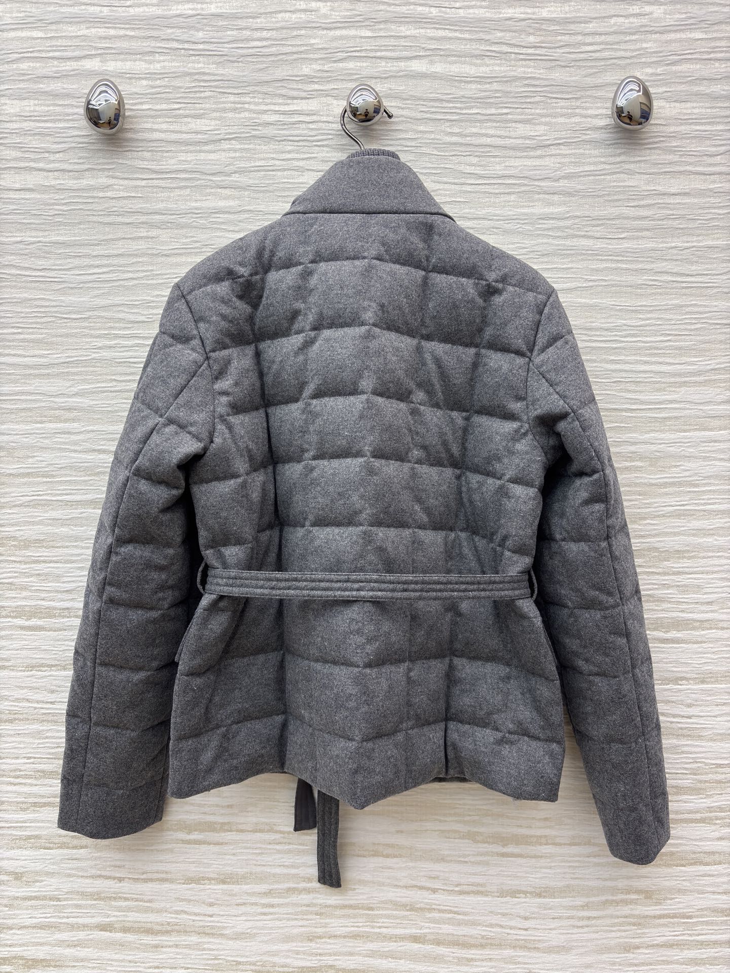 MO 25秋冬 双层领灰色腰带羽绒服 冬日里的时尚暖宠 双层立领设计利落保暖 腰间系带勾勒身形 金属扣与