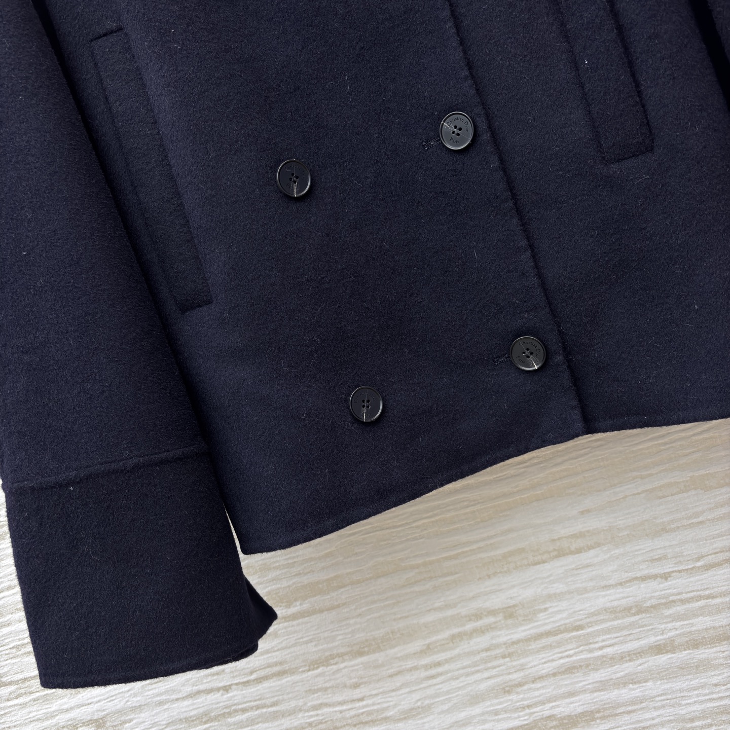 D家25秋冬 藏蓝色短款毛呢外套 领口飘带设计是点睛之笔 打破沉闷 双排扣与利落剪裁 复古又摩登 无论是