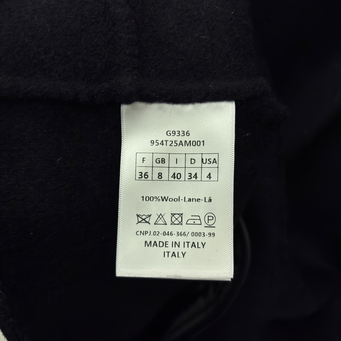 D家25秋冬 藏蓝色短款毛呢外套 领口飘带设计是点睛之笔 打破沉闷 双排扣与利落剪裁 复古又摩登 无论是