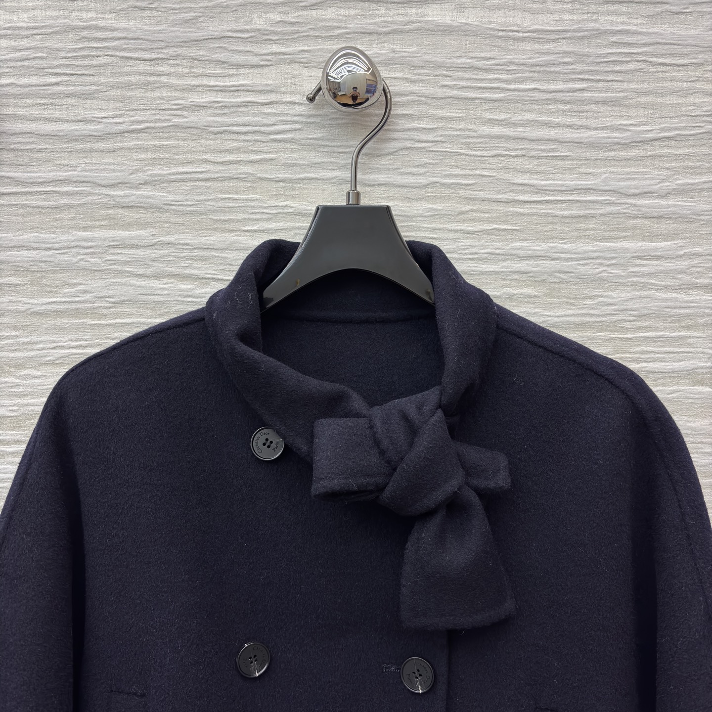 D家25秋冬 藏蓝色短款毛呢外套 领口飘带设计是点睛之笔 打破沉闷 双排扣与利落剪裁 复古又摩登 无论是