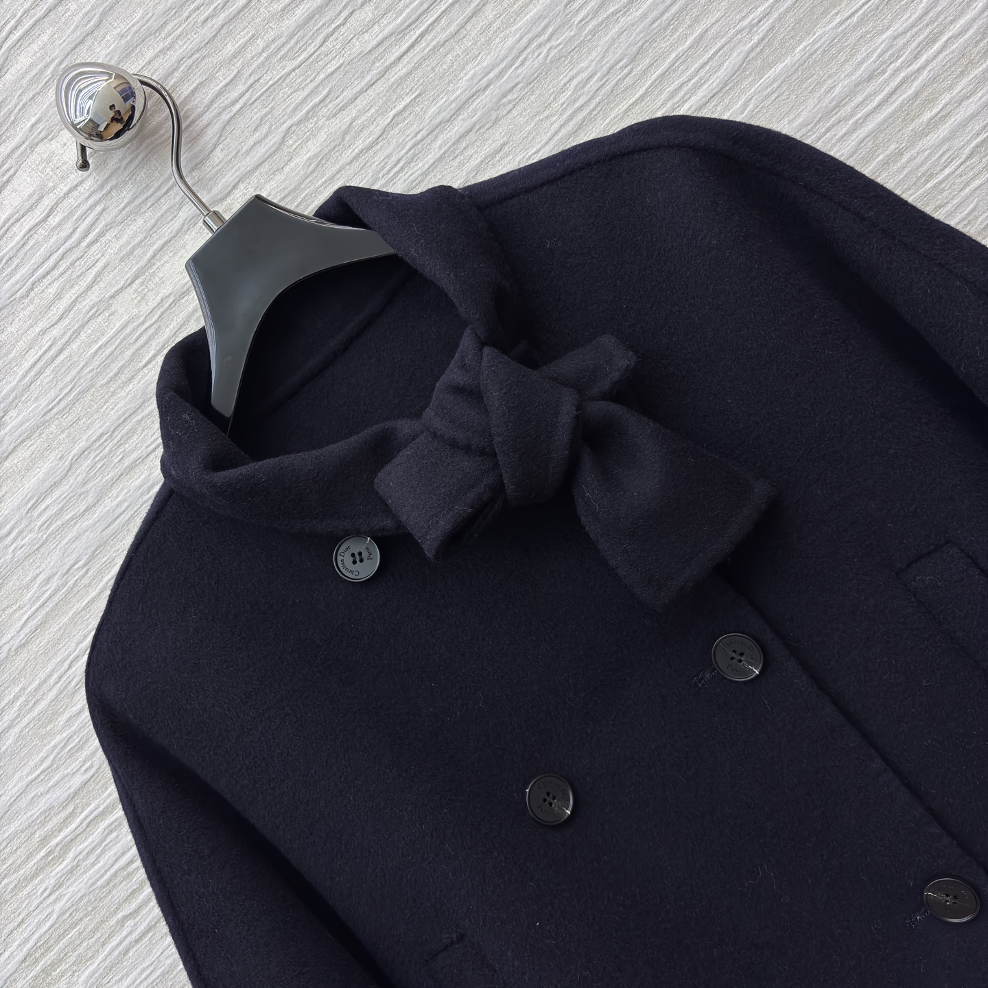 D家25秋冬 藏蓝色短款毛呢外套 领口飘带设计是点睛之笔 打破沉闷 双排扣与利落剪裁 复古又摩登 无论是