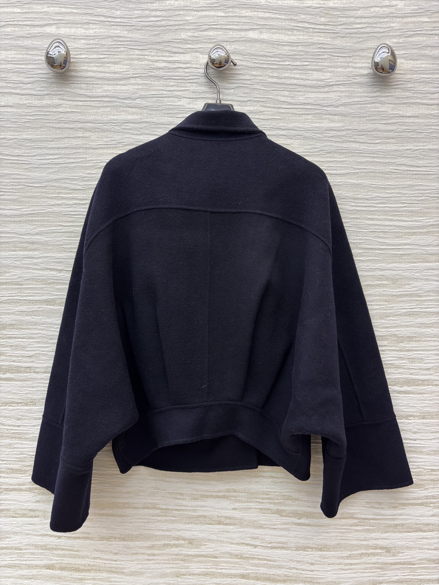 D家25秋冬 藏蓝色短款毛呢外套 领口飘带设计是点睛之笔 打破沉闷 双排扣与利落剪裁 复古又摩登 无论是